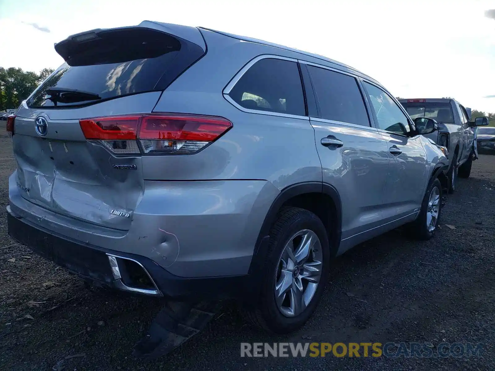 4 Photograph of a damaged car 5TDDGRFH3KS068789 TOYOTA HIGHLANDER 2019