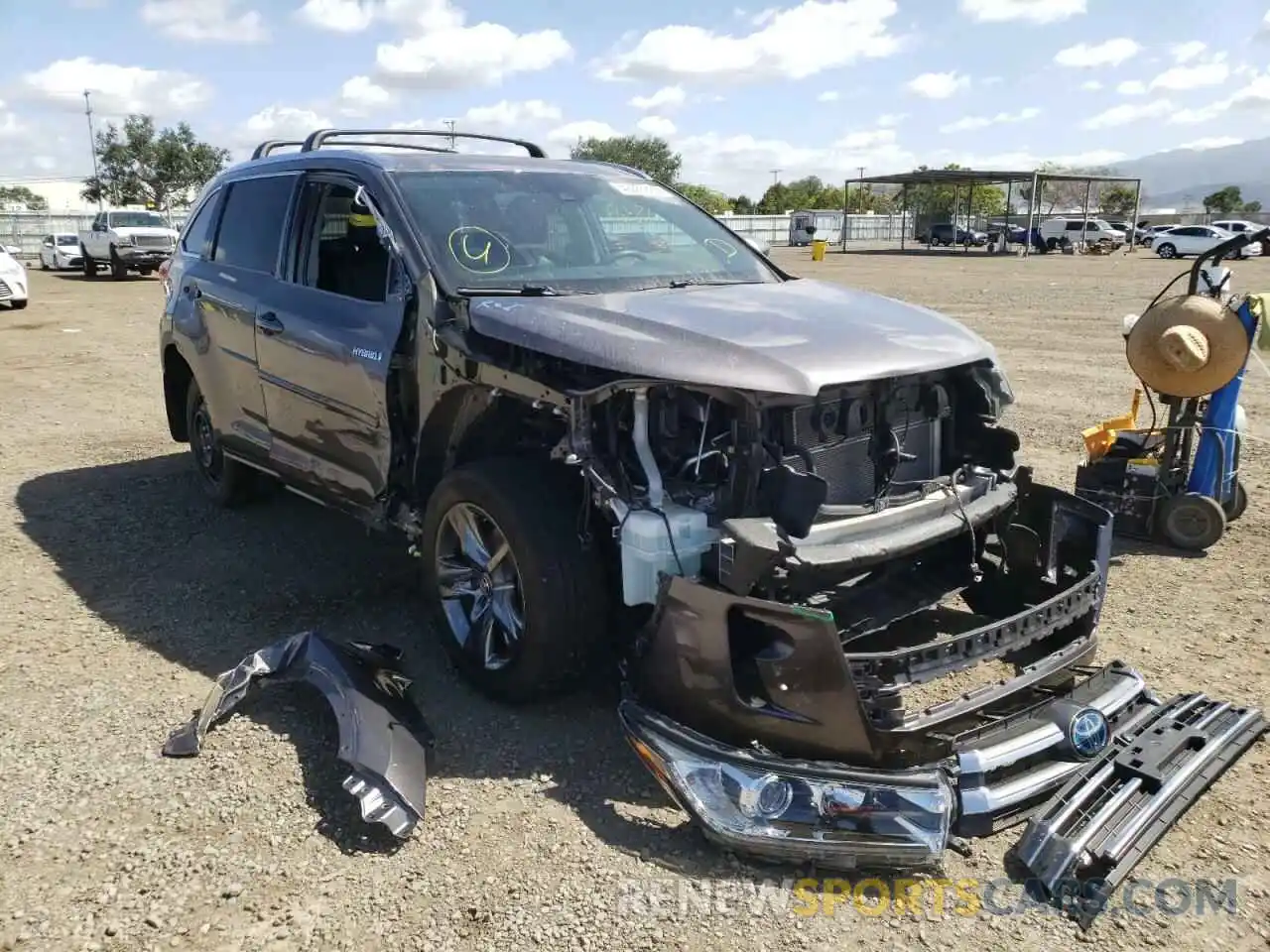 1 Photograph of a damaged car 5TDDGRFH3KS074205 TOYOTA HIGHLANDER 2019