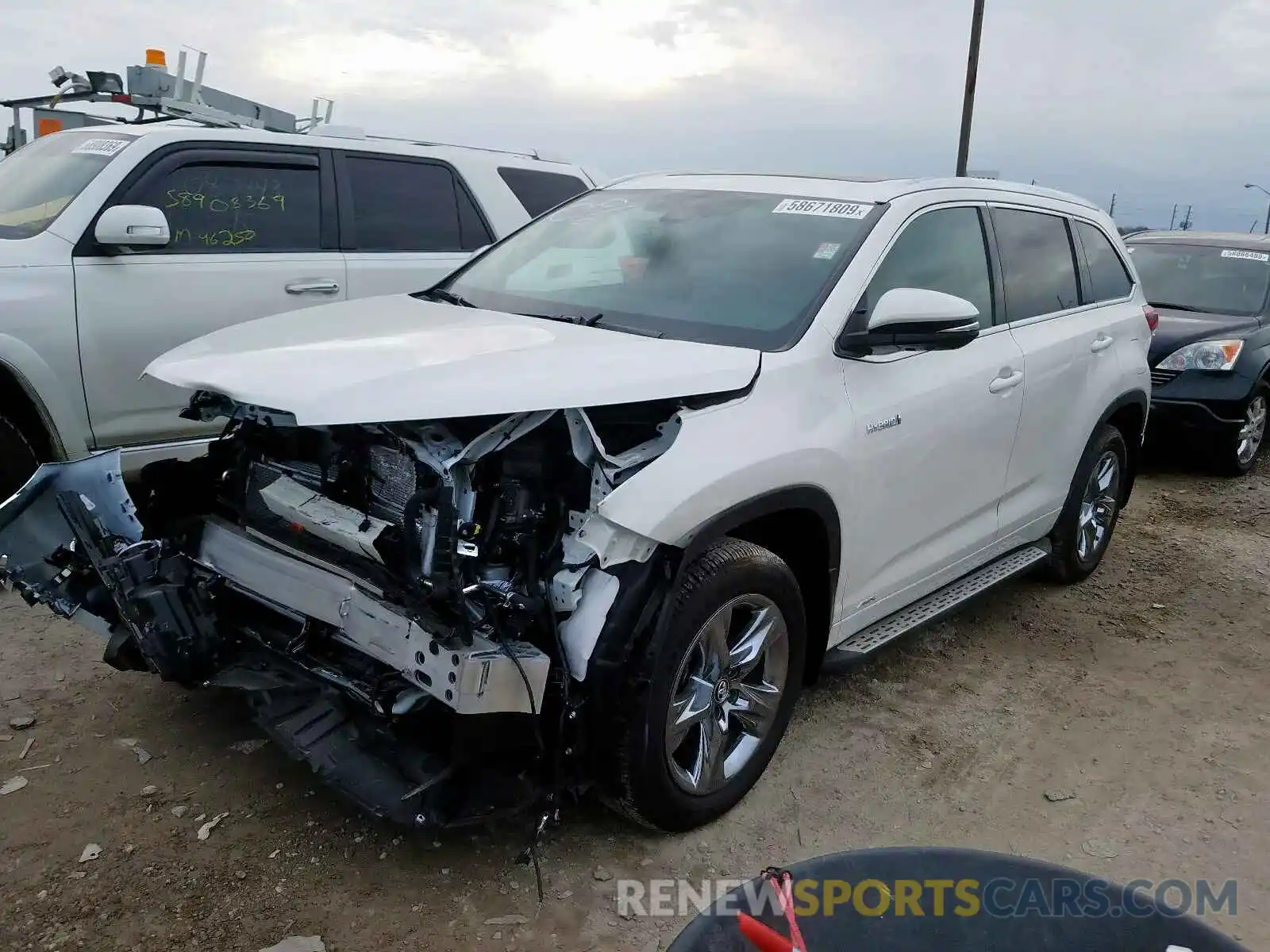 2 Photograph of a damaged car 5TDDGRFH3KS075497 TOYOTA HIGHLANDER 2019