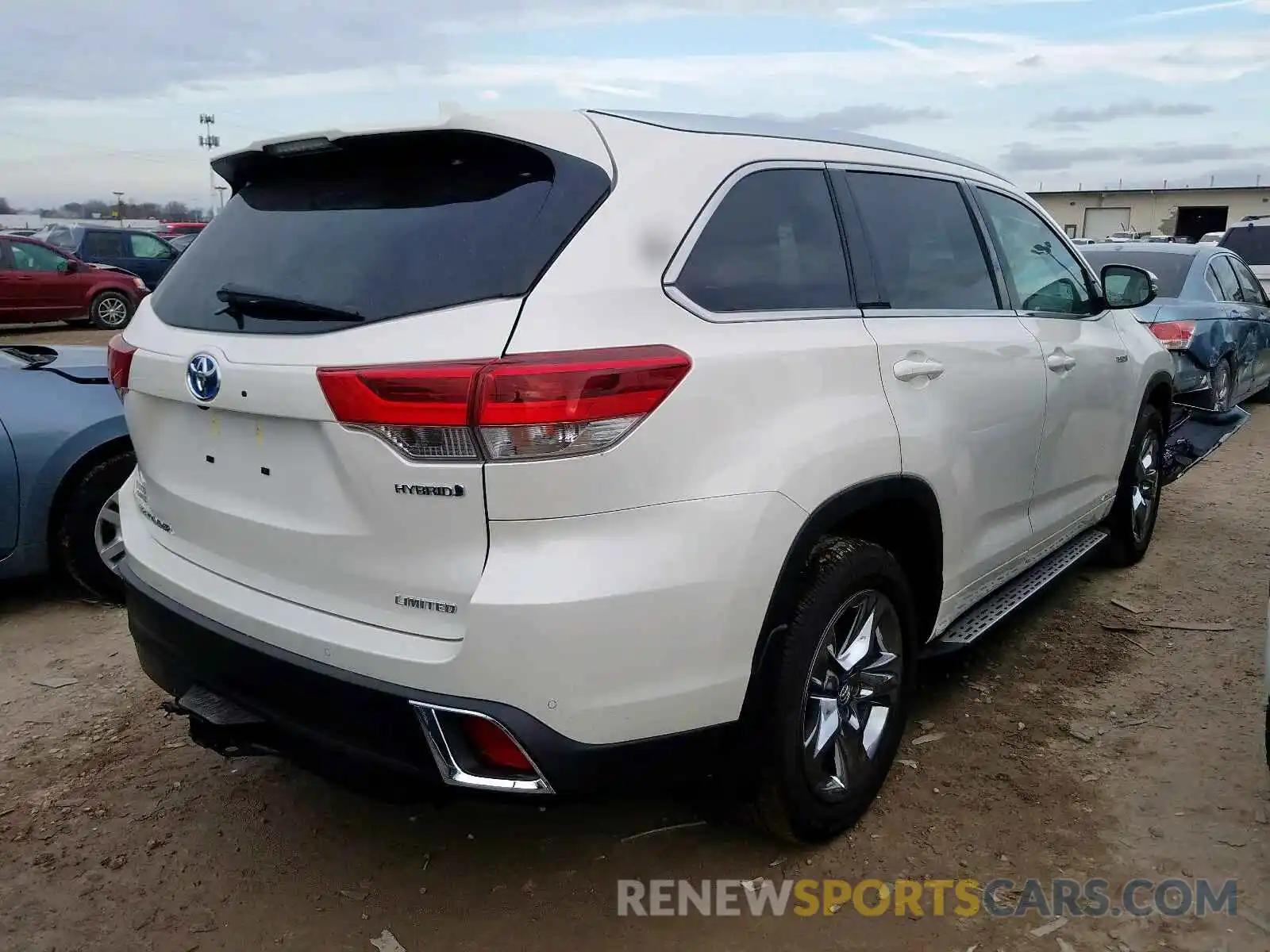 4 Photograph of a damaged car 5TDDGRFH3KS075497 TOYOTA HIGHLANDER 2019