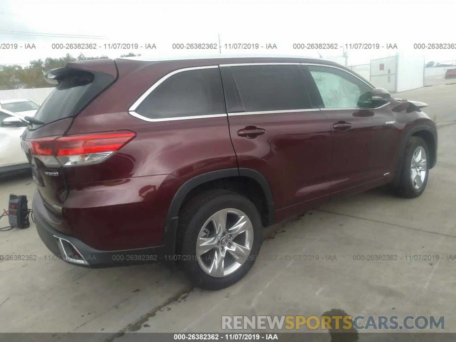 4 Photograph of a damaged car 5TDDGRFH4KS052519 TOYOTA HIGHLANDER 2019