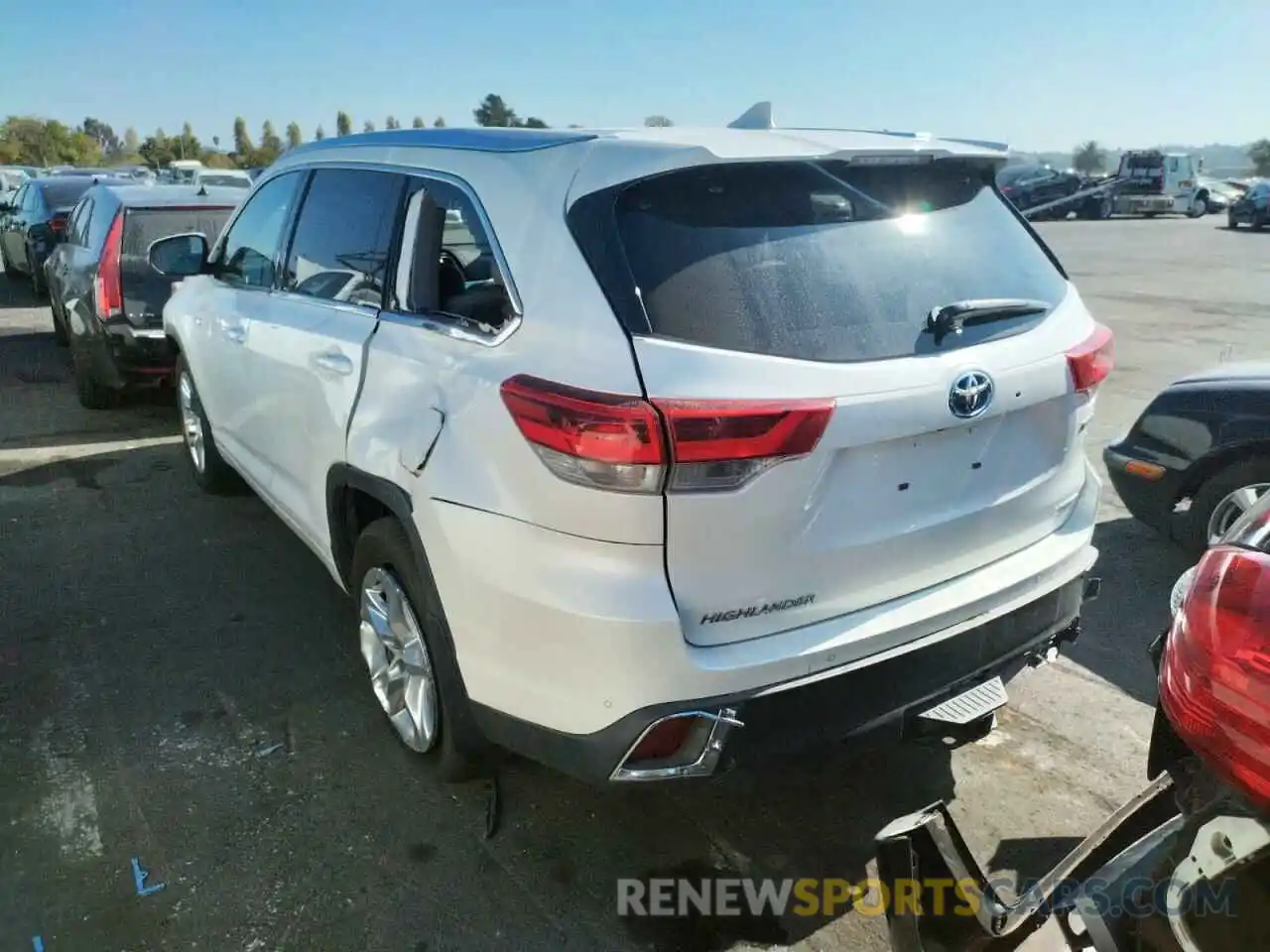 3 Photograph of a damaged car 5TDDGRFH4KS059521 TOYOTA HIGHLANDER 2019