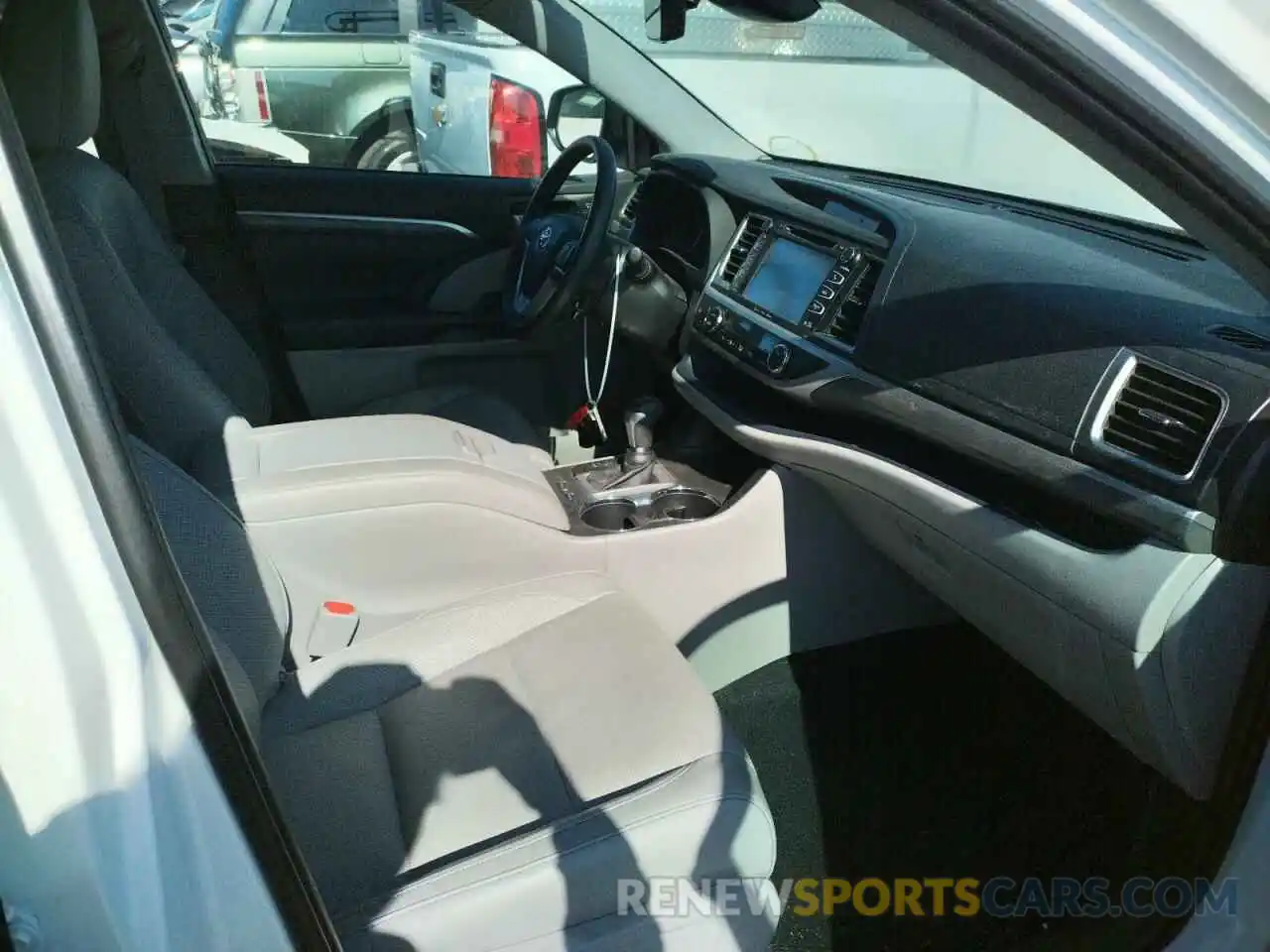 5 Photograph of a damaged car 5TDDGRFH4KS059521 TOYOTA HIGHLANDER 2019