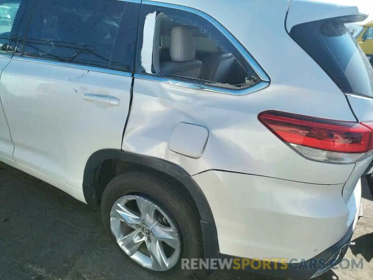 9 Photograph of a damaged car 5TDDGRFH4KS059521 TOYOTA HIGHLANDER 2019