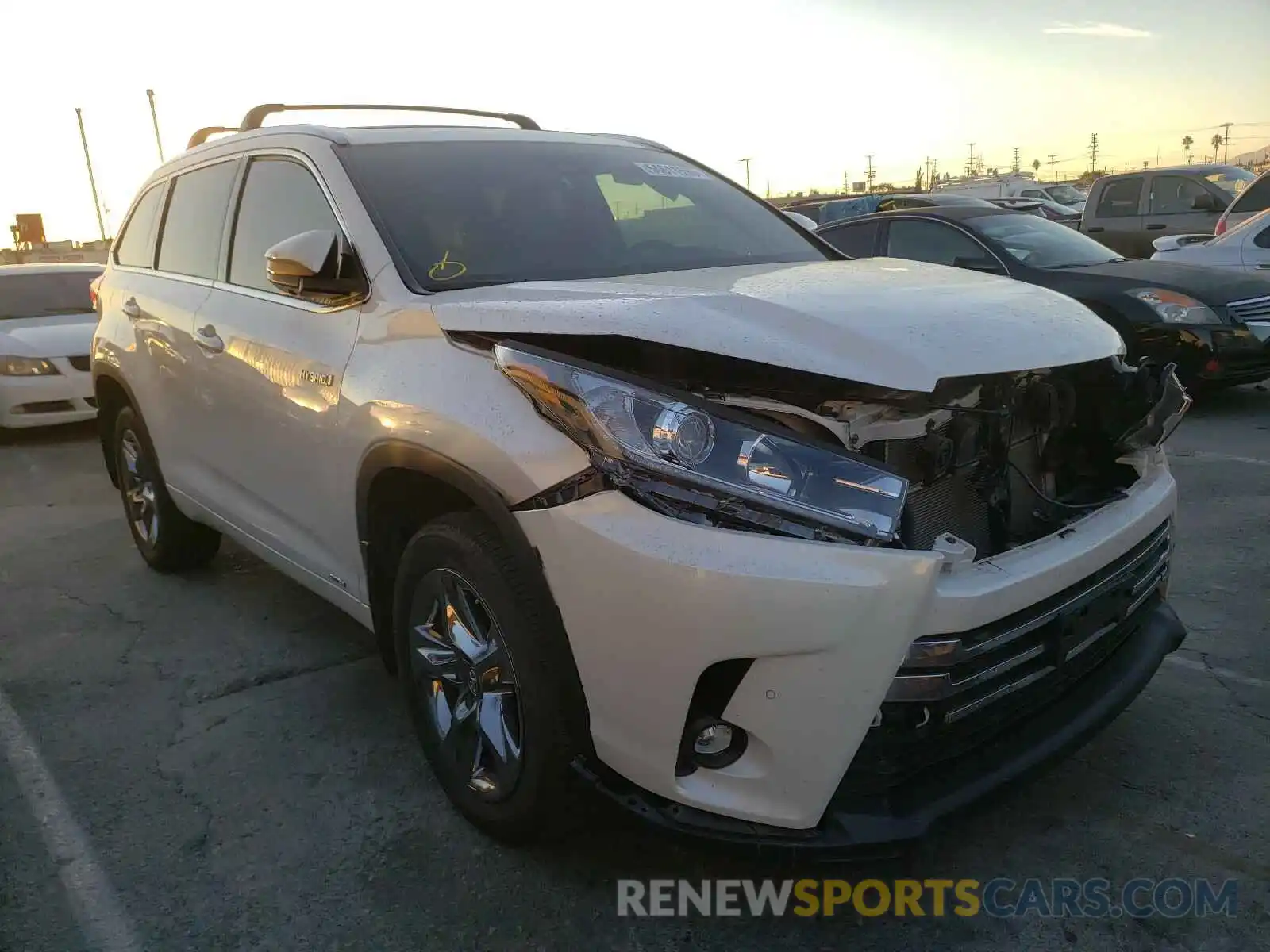 1 Photograph of a damaged car 5TDDGRFH4KS066694 TOYOTA HIGHLANDER 2019