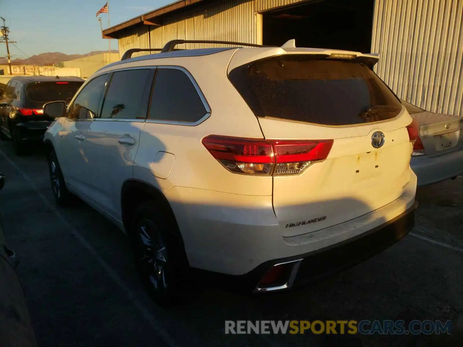 3 Photograph of a damaged car 5TDDGRFH4KS066694 TOYOTA HIGHLANDER 2019