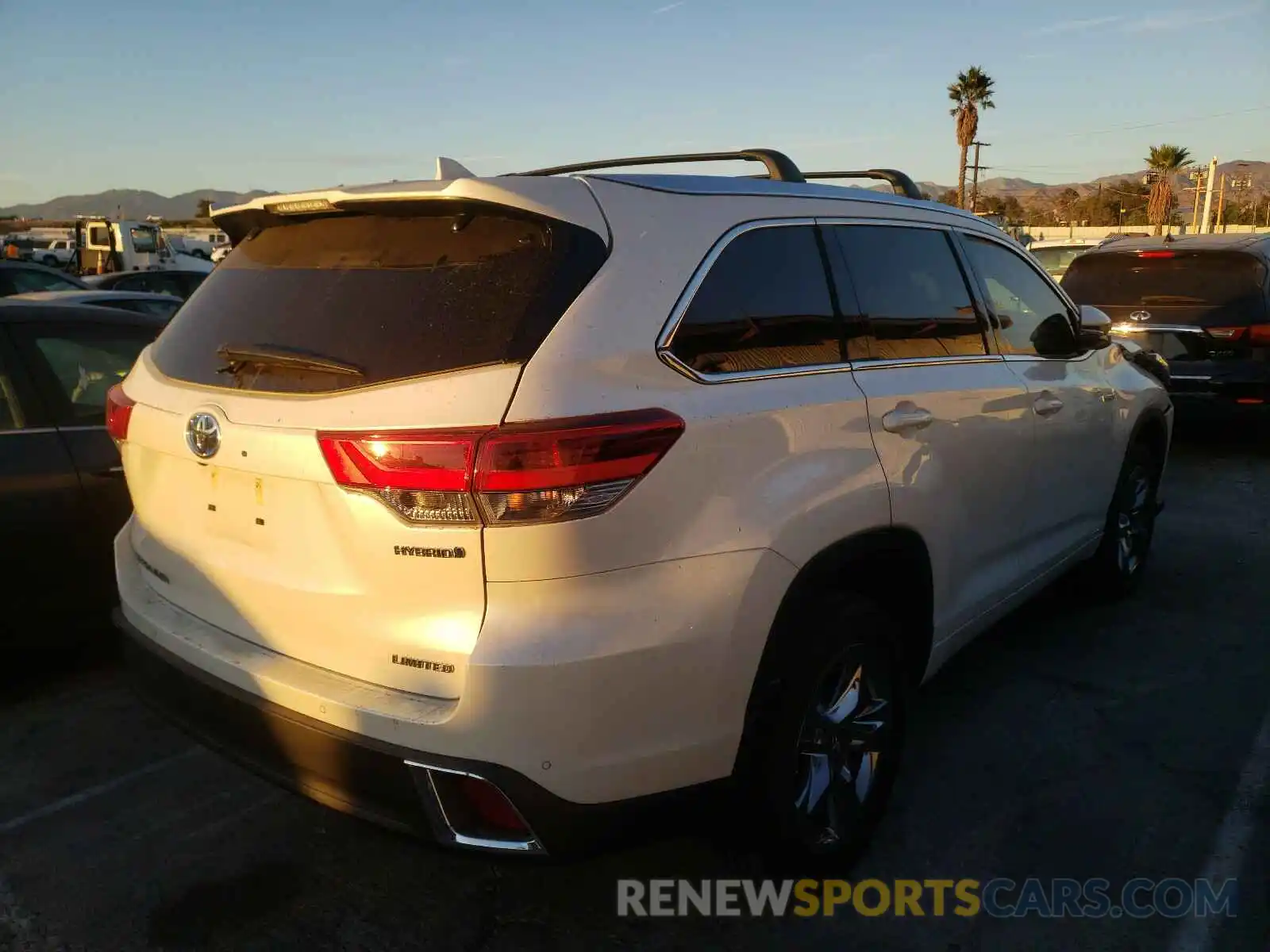 4 Photograph of a damaged car 5TDDGRFH4KS066694 TOYOTA HIGHLANDER 2019