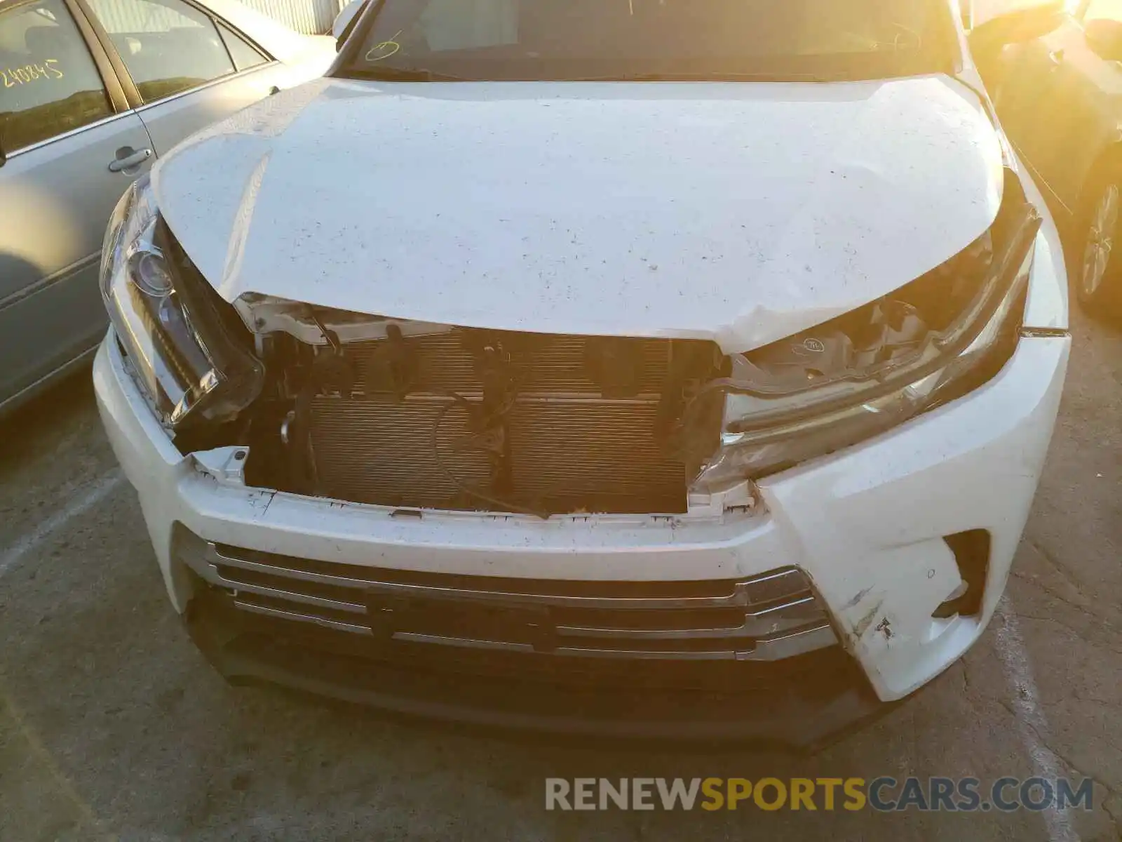 9 Photograph of a damaged car 5TDDGRFH4KS066694 TOYOTA HIGHLANDER 2019