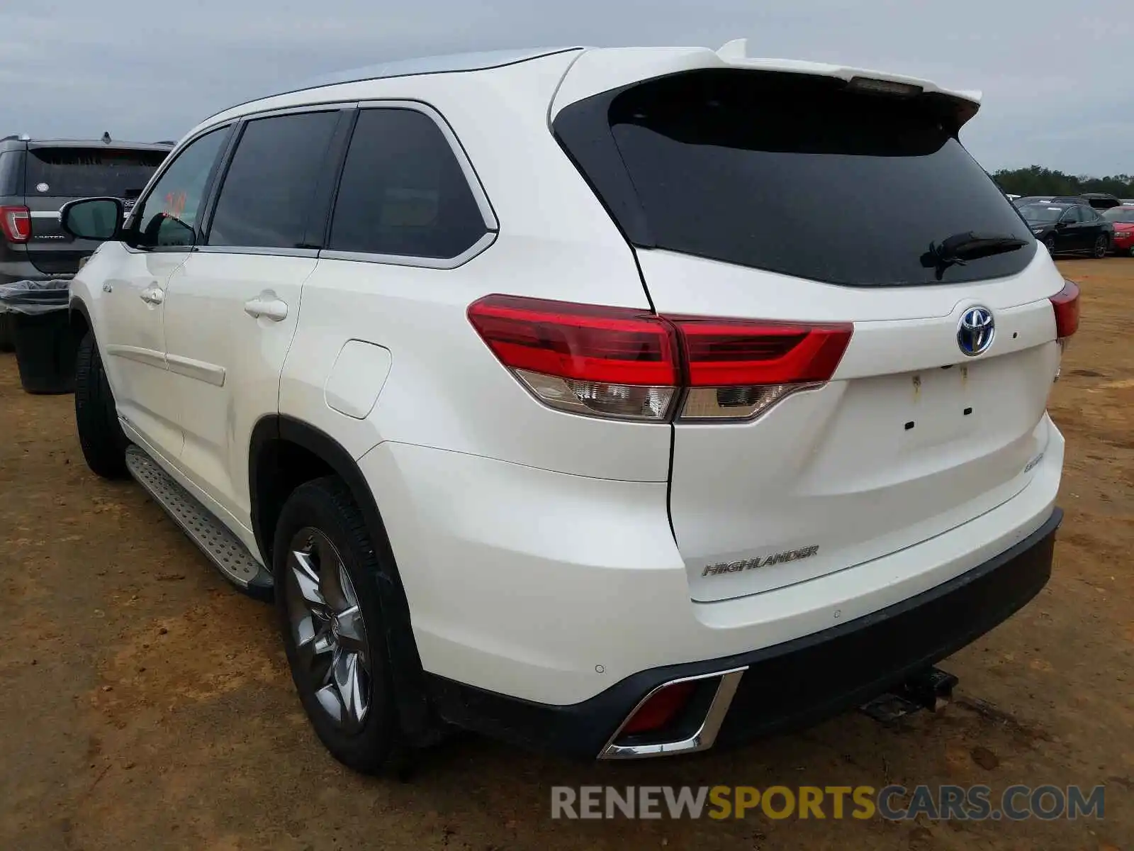 3 Photograph of a damaged car 5TDDGRFH4KS068820 TOYOTA HIGHLANDER 2019