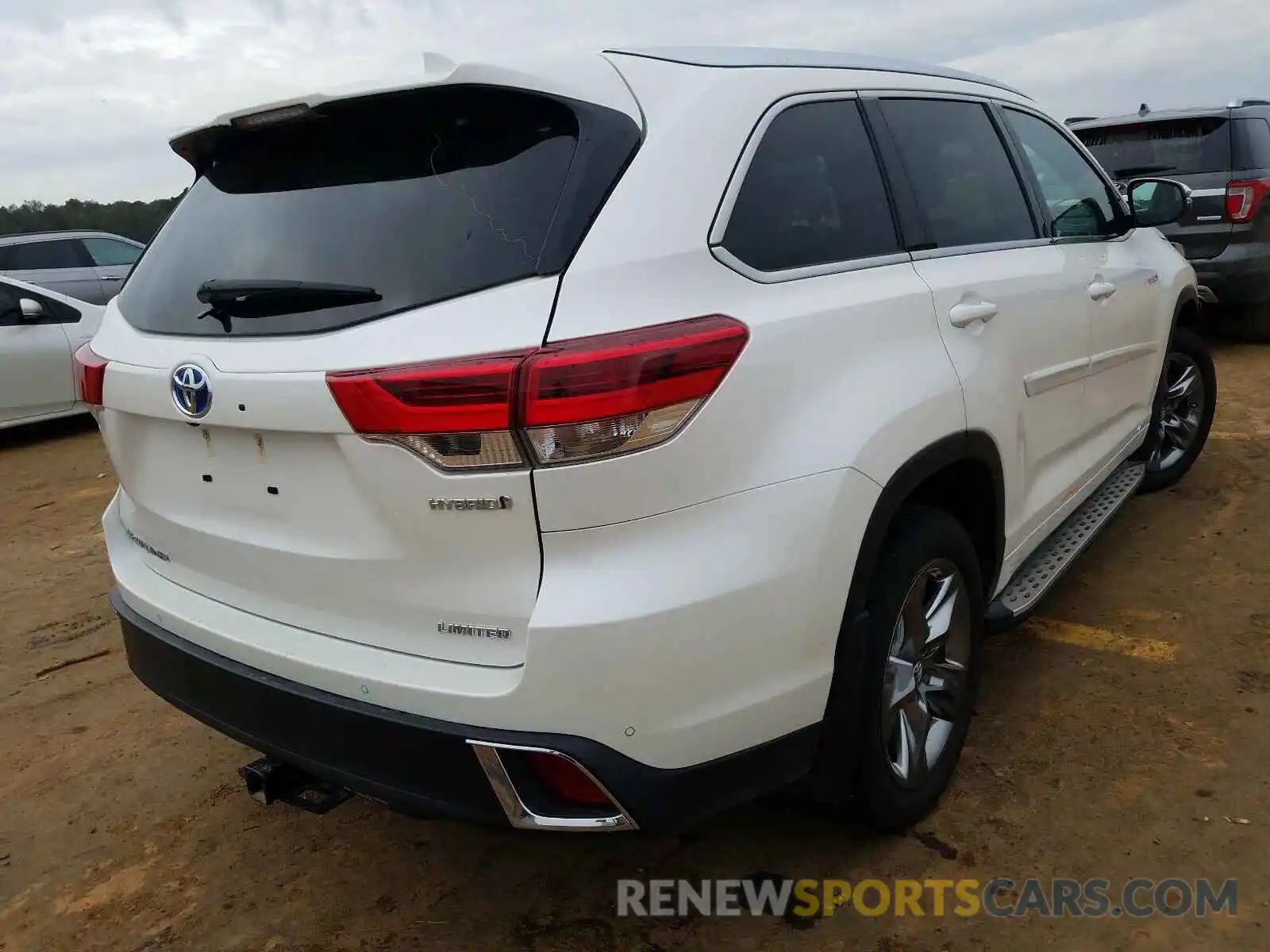 4 Photograph of a damaged car 5TDDGRFH4KS068820 TOYOTA HIGHLANDER 2019