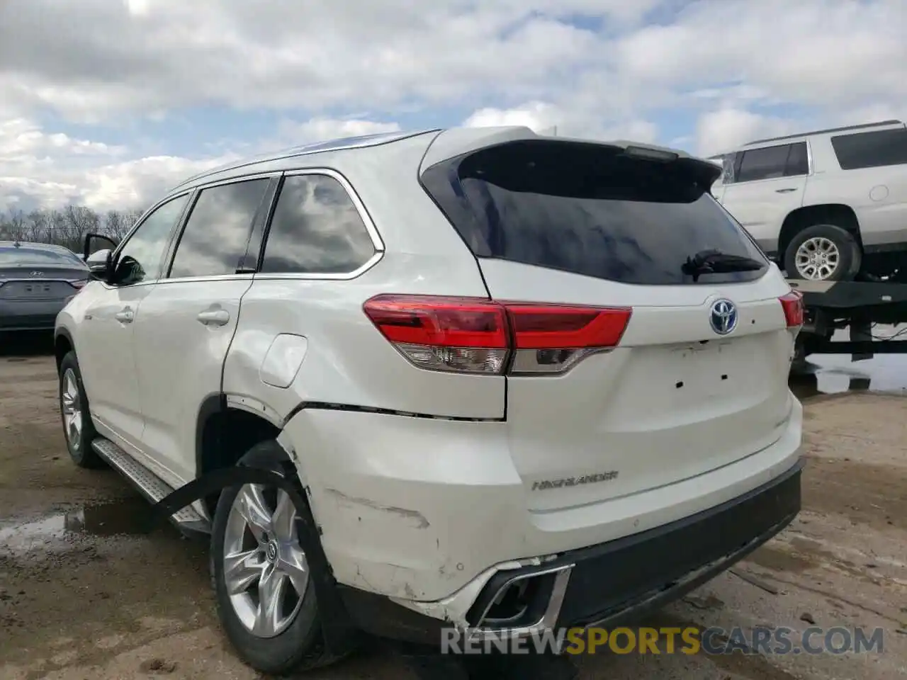 3 Photograph of a damaged car 5TDDGRFH4KS075993 TOYOTA HIGHLANDER 2019