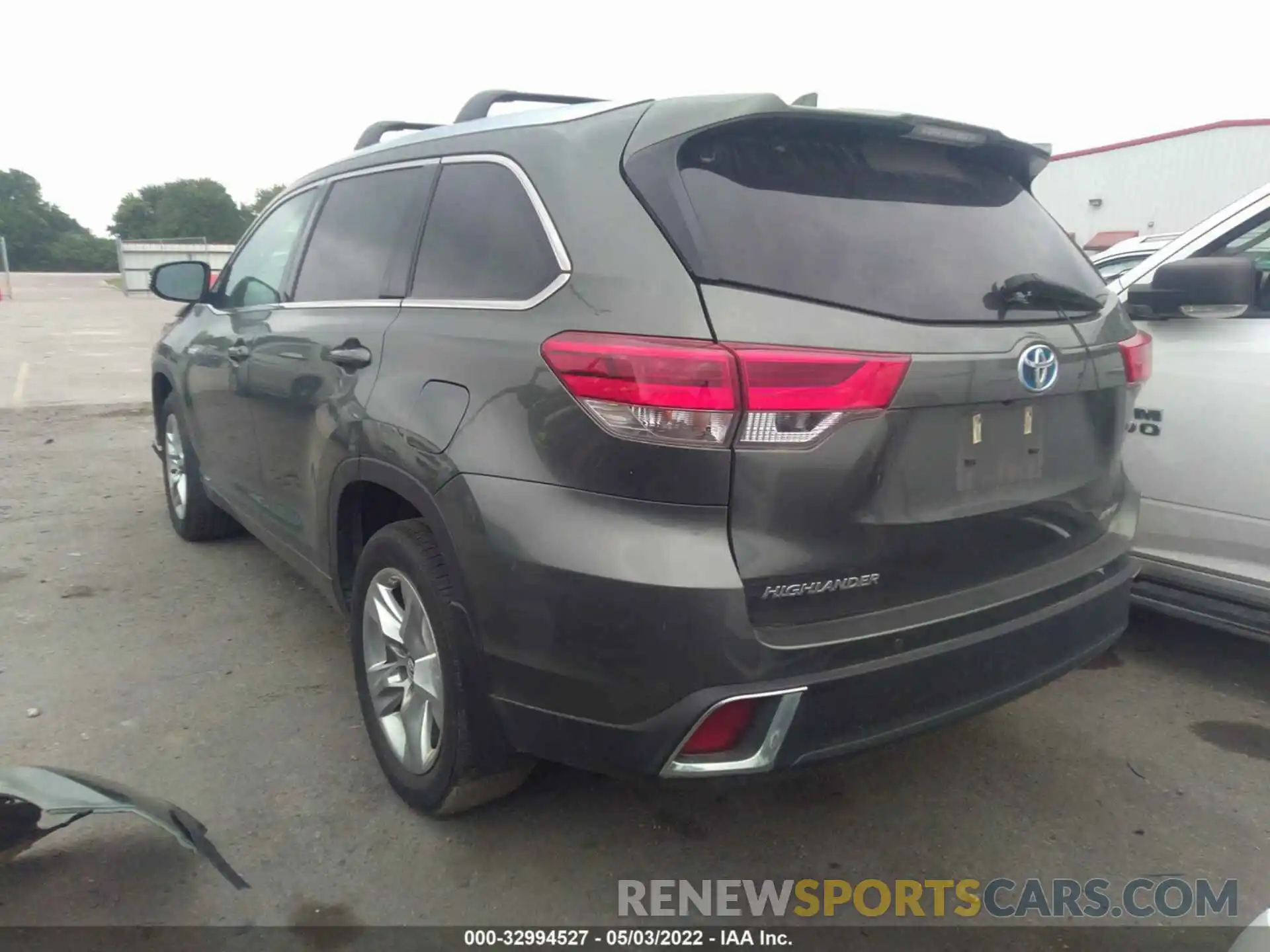 3 Photograph of a damaged car 5TDDGRFH5KS060144 TOYOTA HIGHLANDER 2019