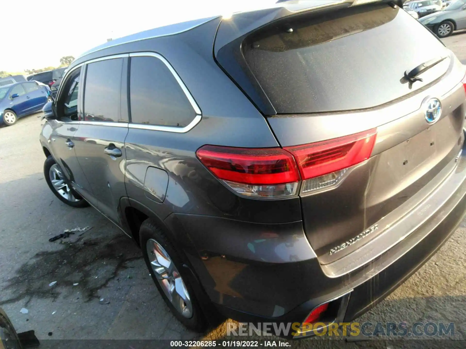 3 Photograph of a damaged car 5TDDGRFH5KS066932 TOYOTA HIGHLANDER 2019