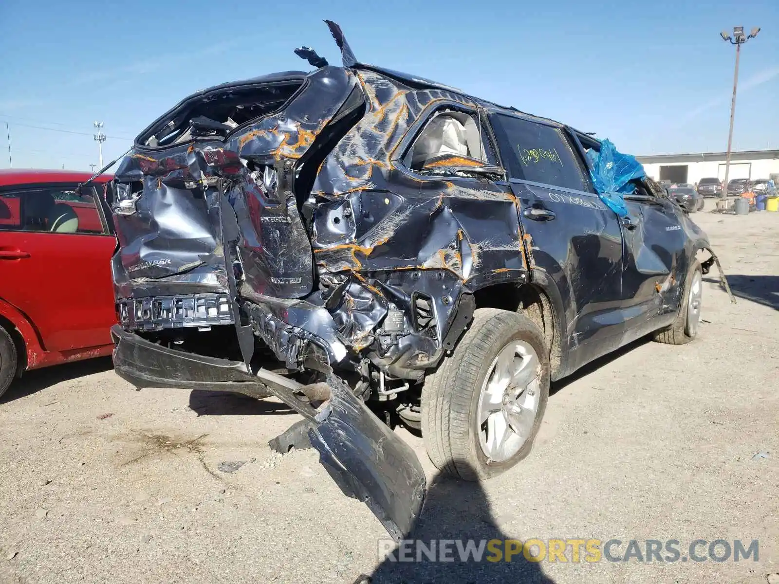 4 Photograph of a damaged car 5TDDGRFH5KS077056 TOYOTA HIGHLANDER 2019