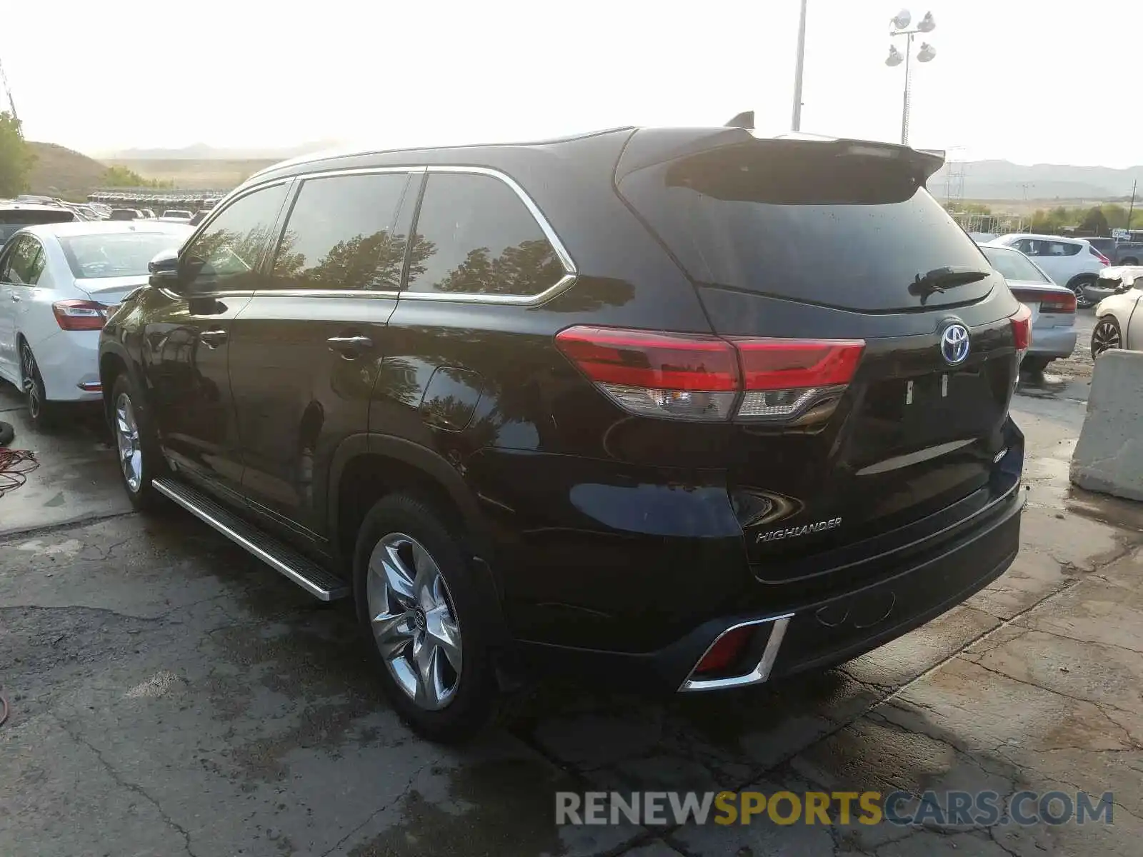 3 Photograph of a damaged car 5TDDGRFH6KS053350 TOYOTA HIGHLANDER 2019