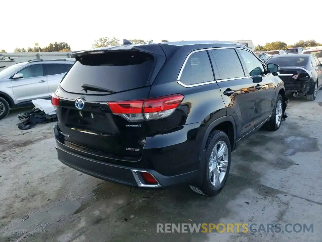 4 Photograph of a damaged car 5TDDGRFH6KS059973 TOYOTA HIGHLANDER 2019