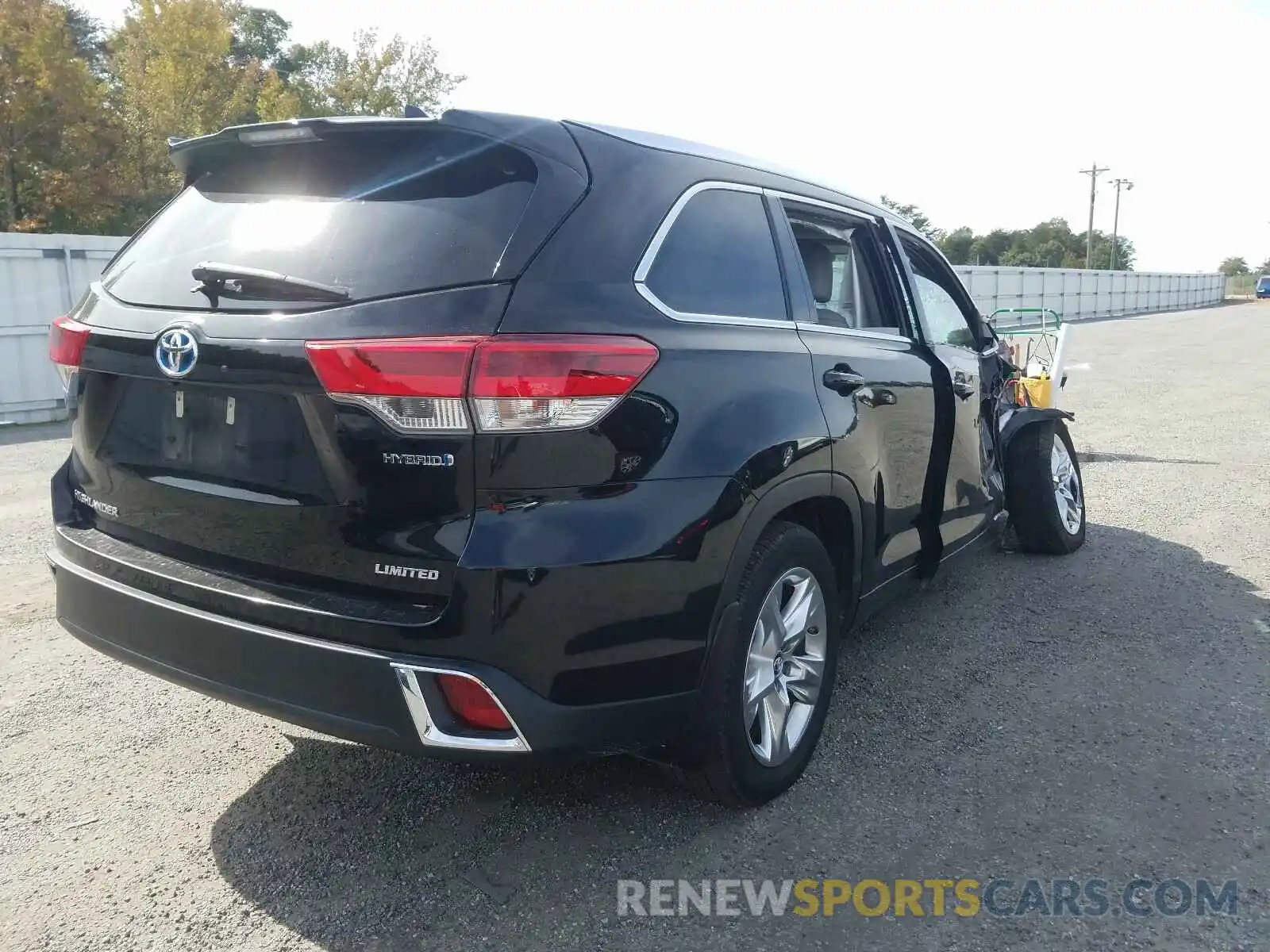 4 Photograph of a damaged car 5TDDGRFH6KS062372 TOYOTA HIGHLANDER 2019