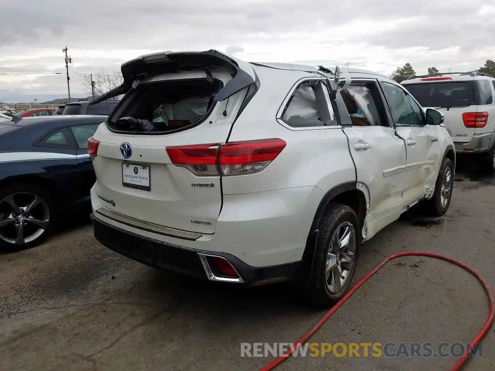 4 Photograph of a damaged car 5TDDGRFH6KS073209 TOYOTA HIGHLANDER 2019