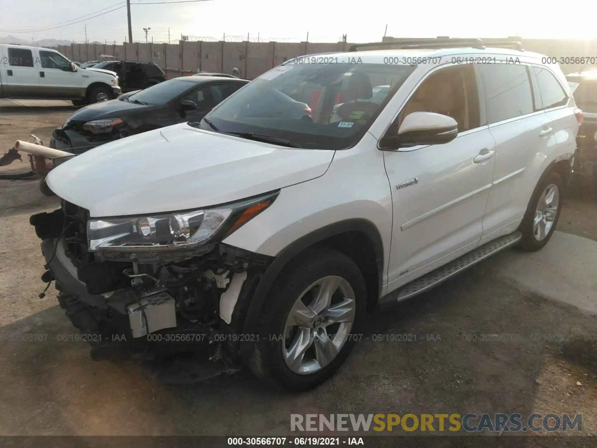 2 Photograph of a damaged car 5TDDGRFH7KS070867 TOYOTA HIGHLANDER 2019