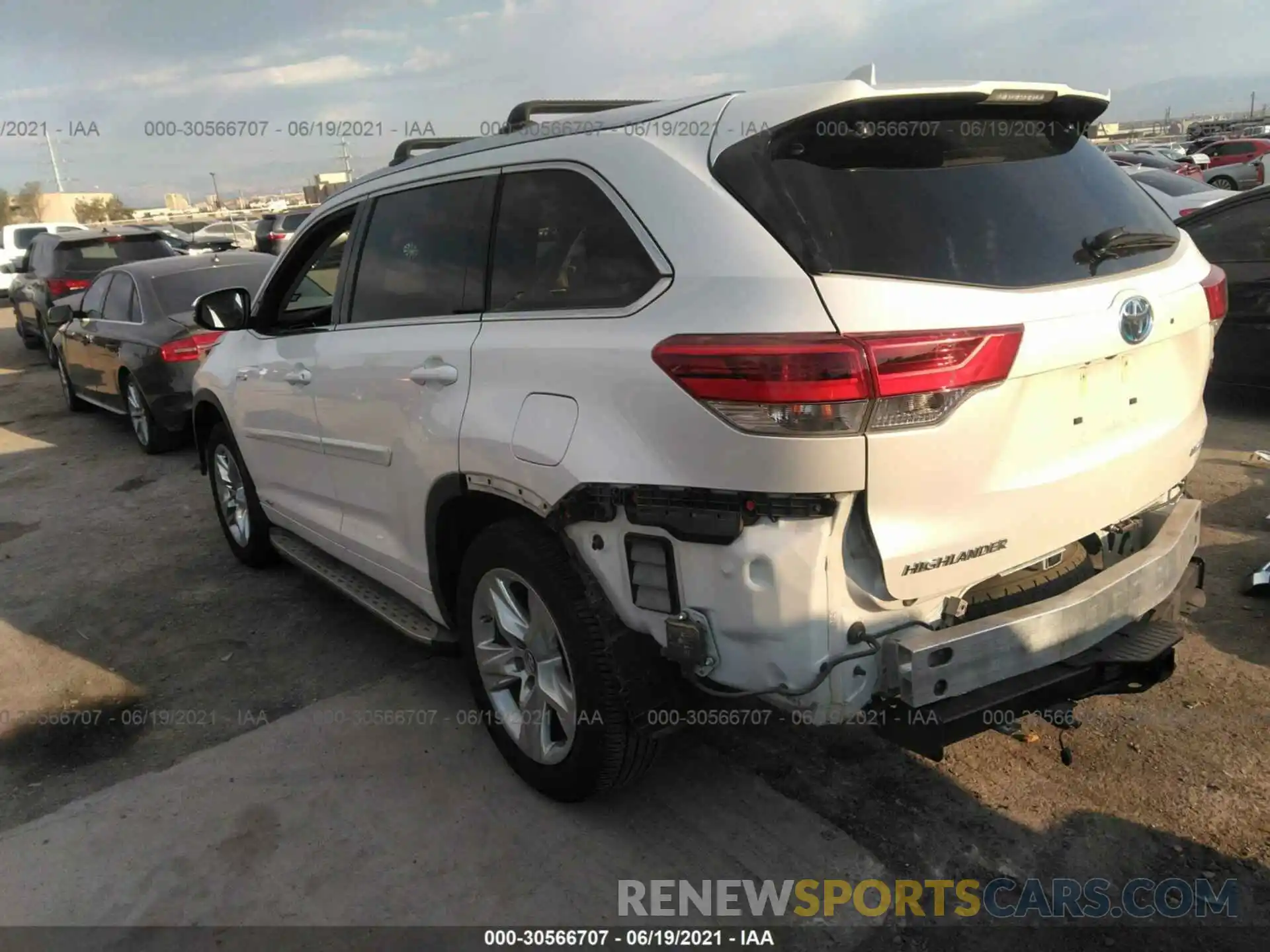 3 Photograph of a damaged car 5TDDGRFH7KS070867 TOYOTA HIGHLANDER 2019