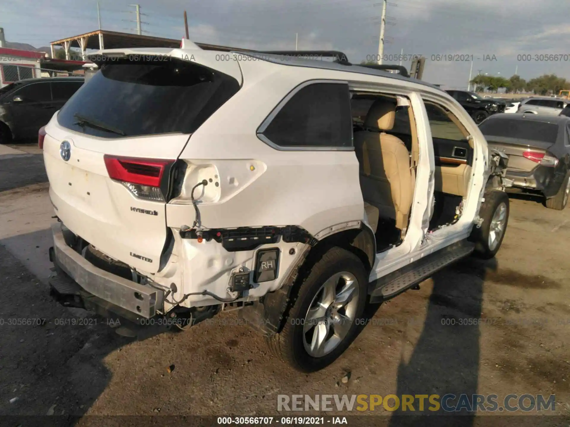 4 Photograph of a damaged car 5TDDGRFH7KS070867 TOYOTA HIGHLANDER 2019