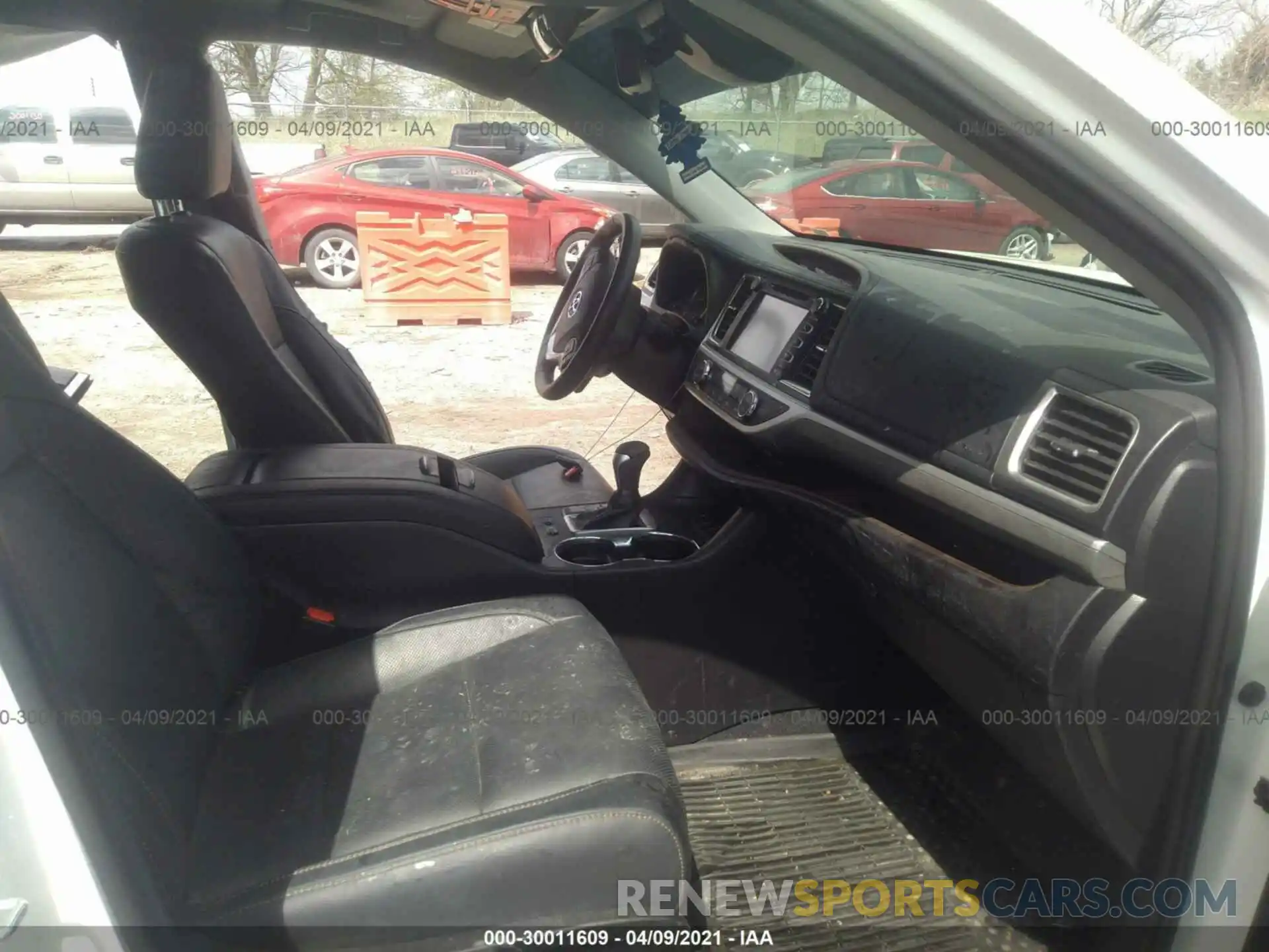 5 Photograph of a damaged car 5TDDGRFH7KS073946 TOYOTA HIGHLANDER 2019