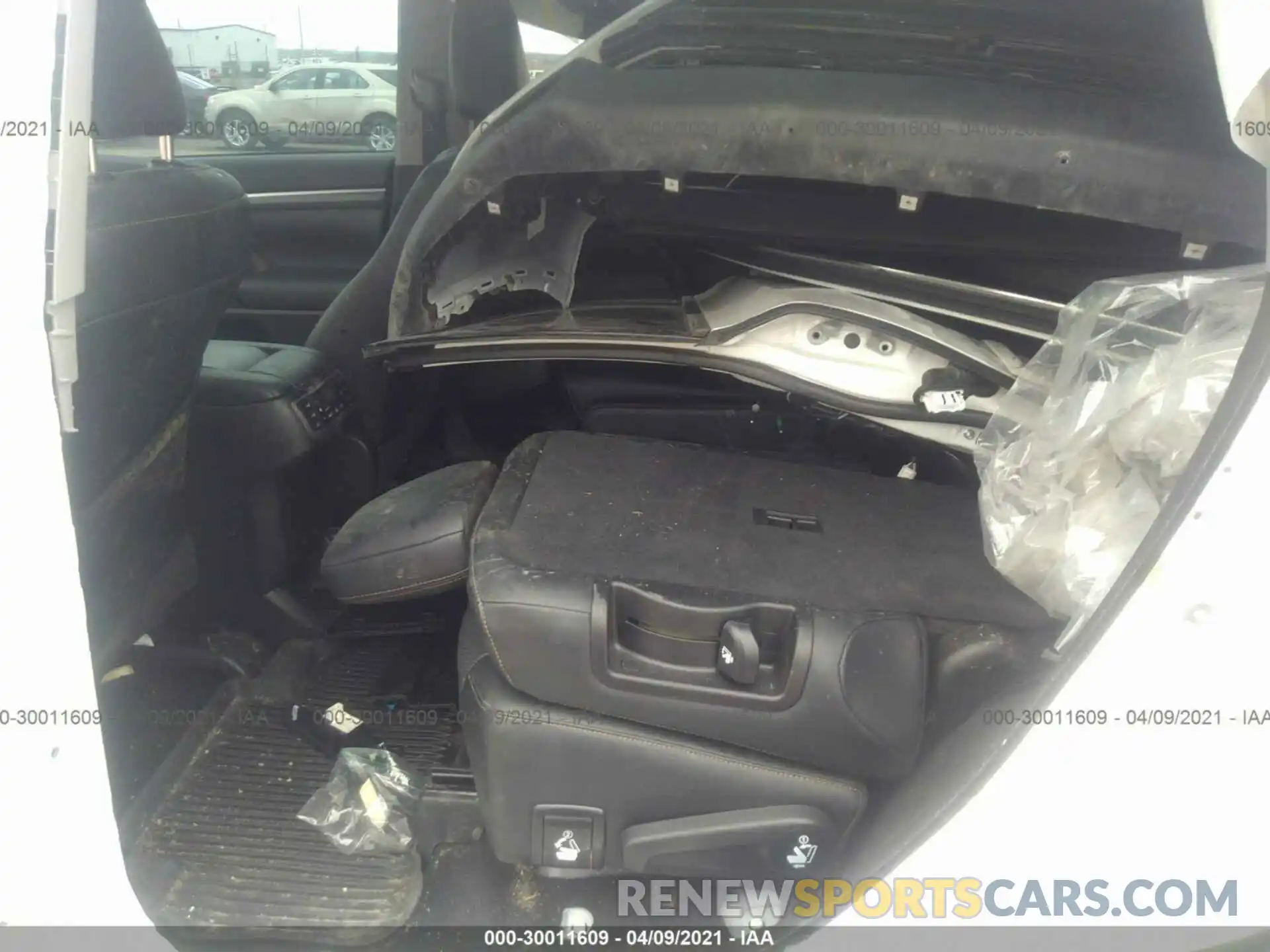 8 Photograph of a damaged car 5TDDGRFH7KS073946 TOYOTA HIGHLANDER 2019