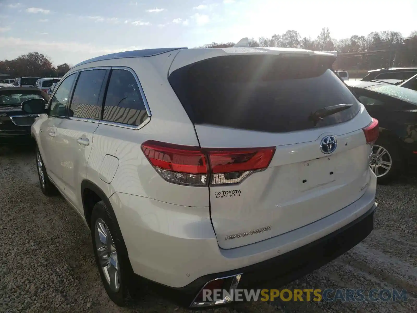 3 Photograph of a damaged car 5TDDGRFH7KS078807 TOYOTA HIGHLANDER 2019