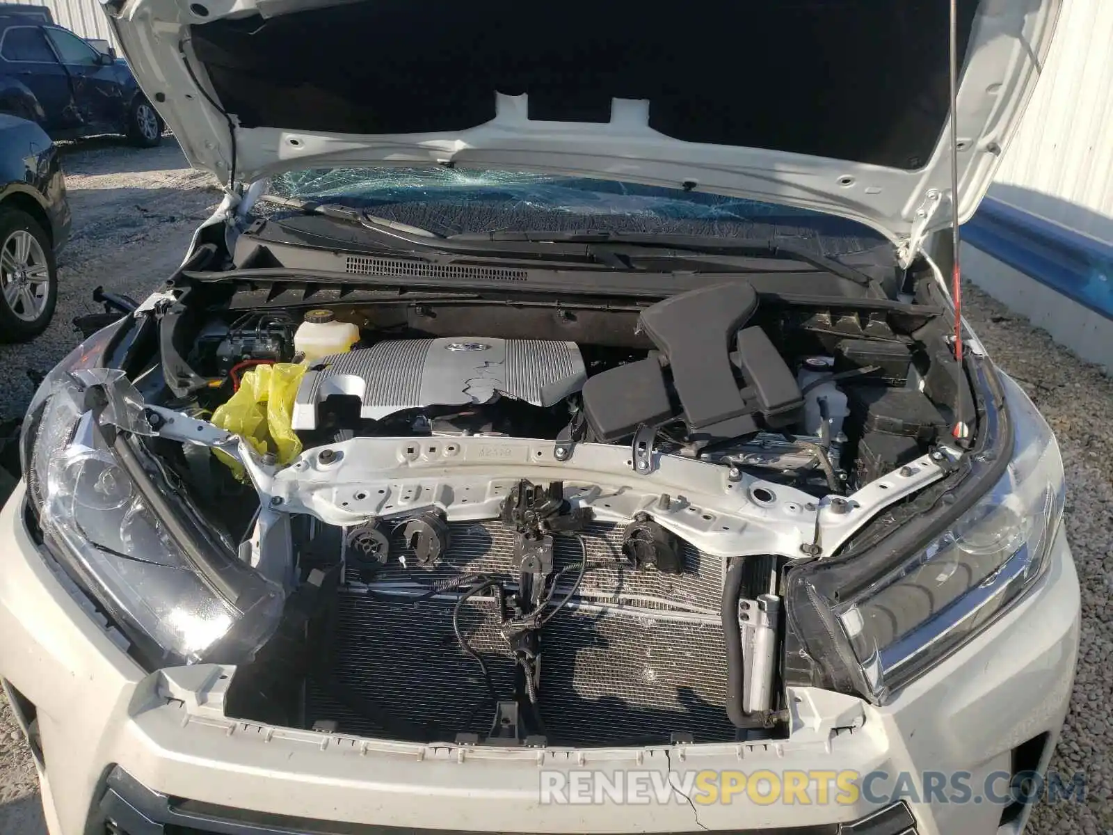 7 Photograph of a damaged car 5TDDGRFH7KS078807 TOYOTA HIGHLANDER 2019