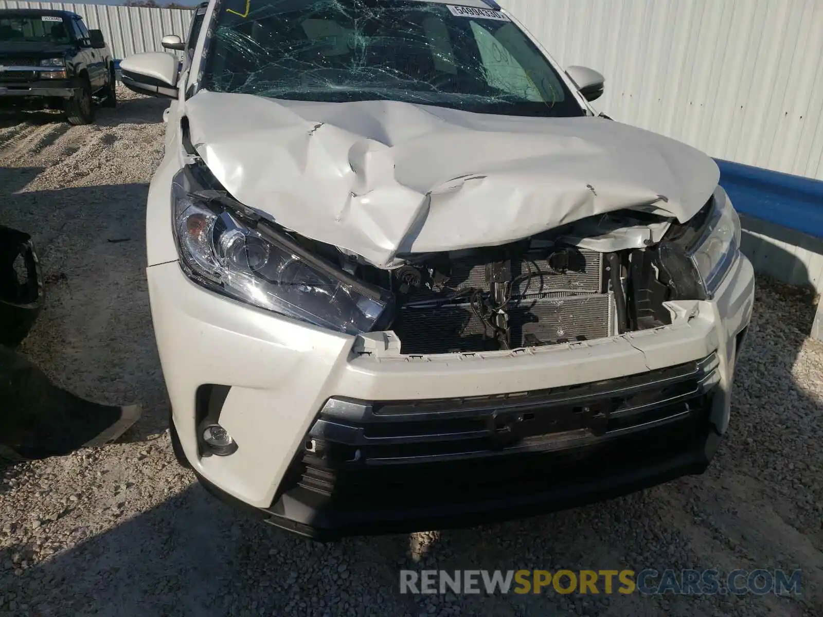 9 Photograph of a damaged car 5TDDGRFH7KS078807 TOYOTA HIGHLANDER 2019