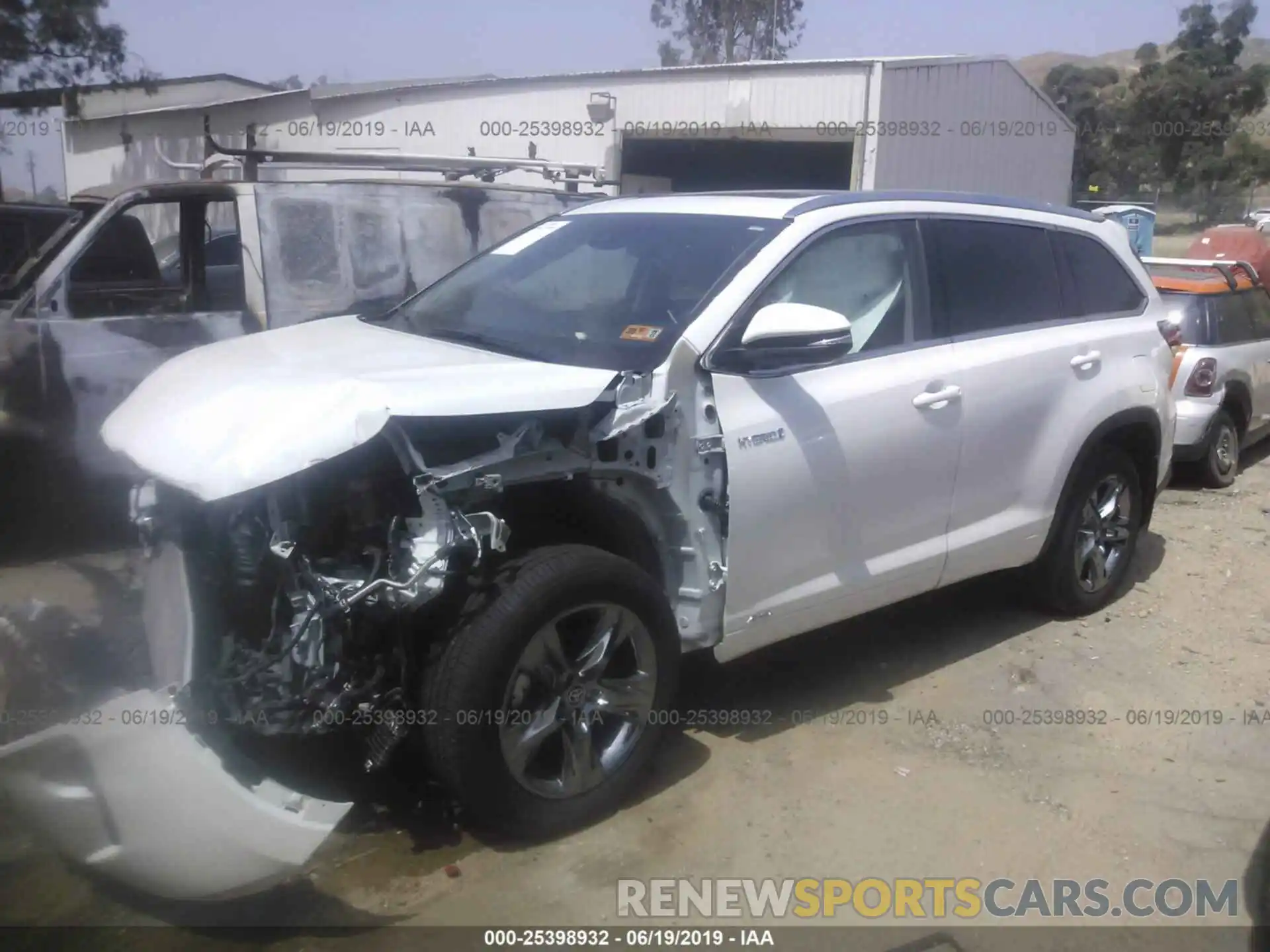 2 Photograph of a damaged car 5TDDGRFH8KS056198 TOYOTA HIGHLANDER 2019