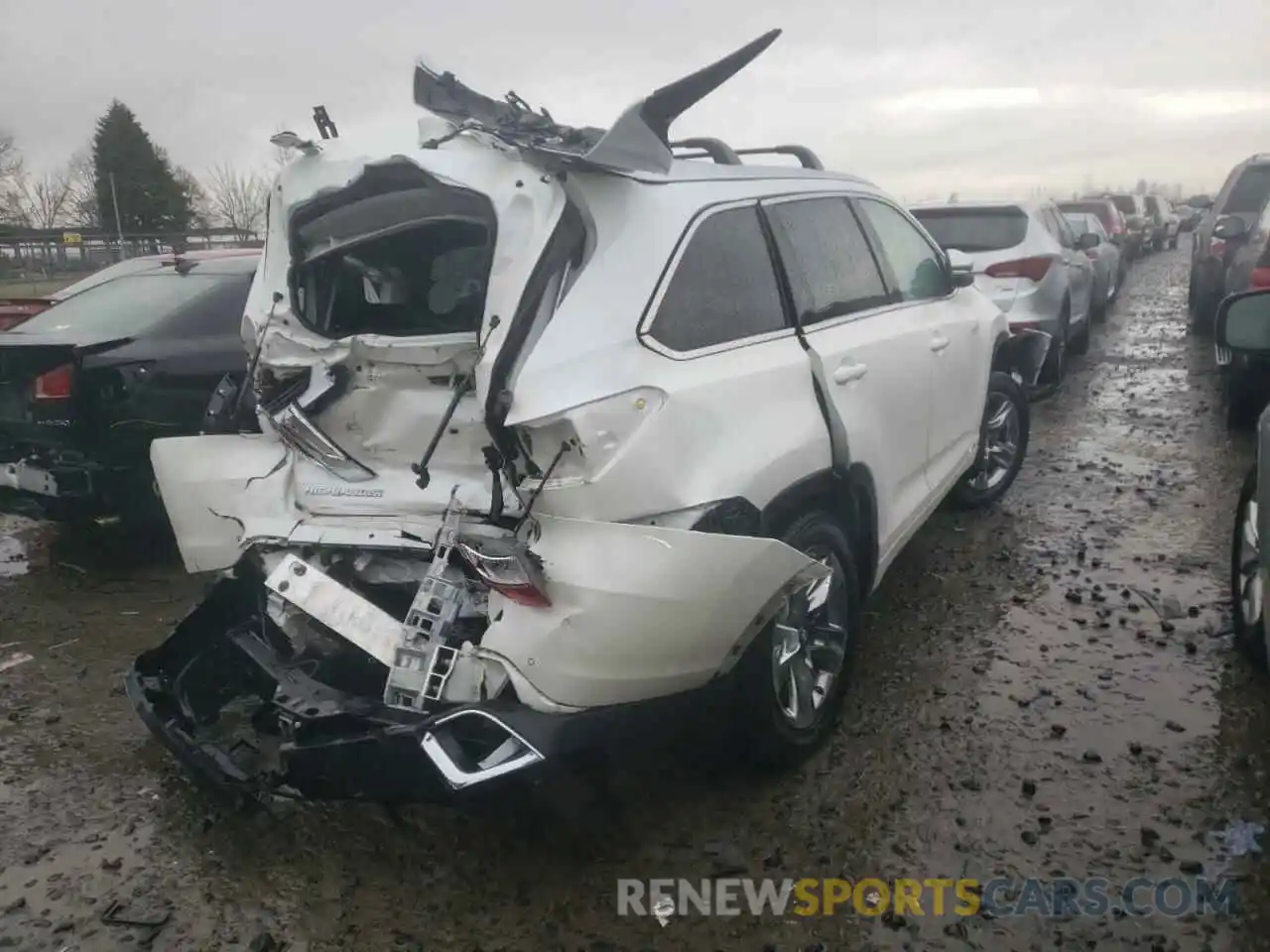 4 Photograph of a damaged car 5TDDGRFH8KS066195 TOYOTA HIGHLANDER 2019