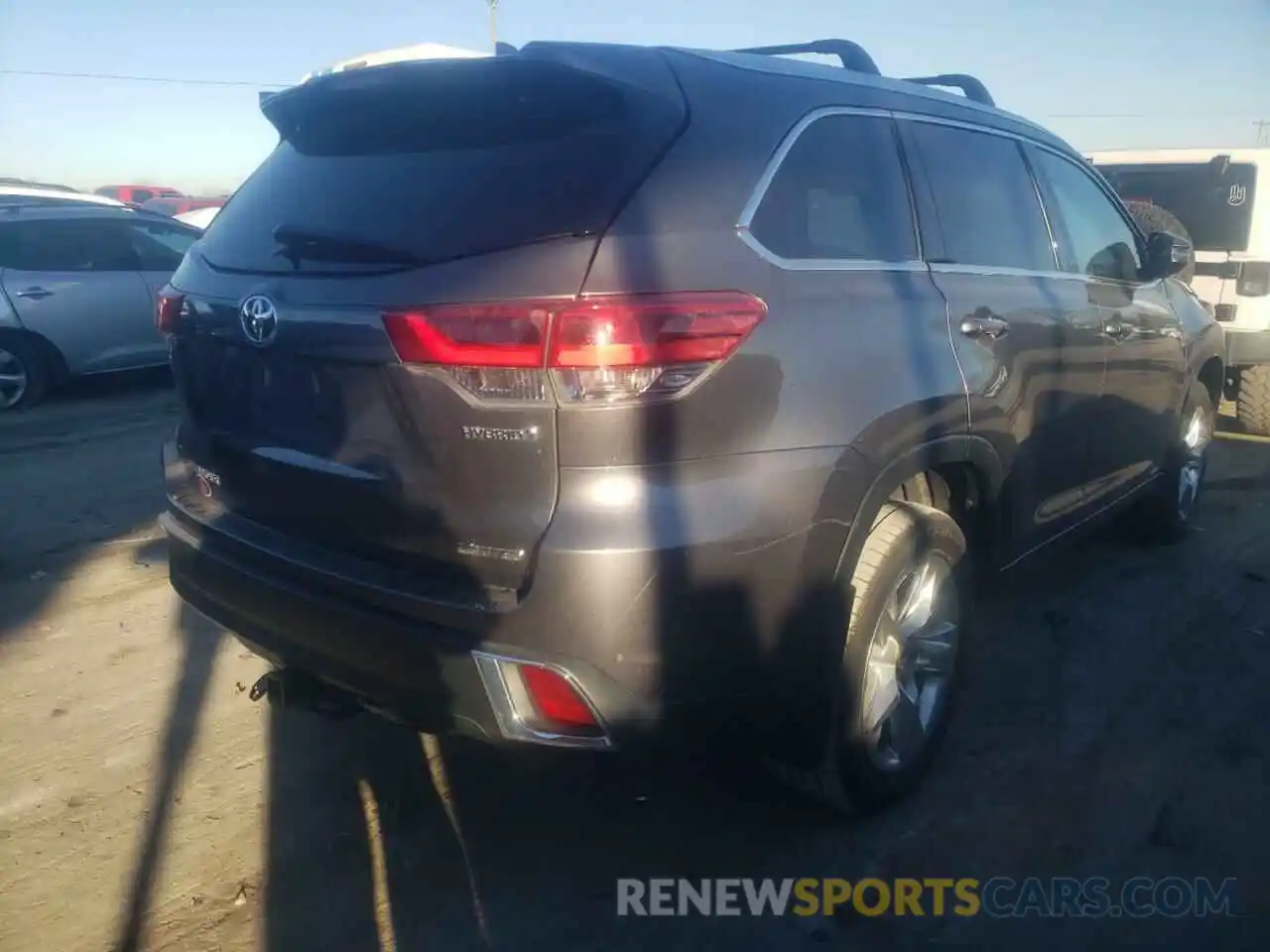 4 Photograph of a damaged car 5TDDGRFH8KS066892 TOYOTA HIGHLANDER 2019