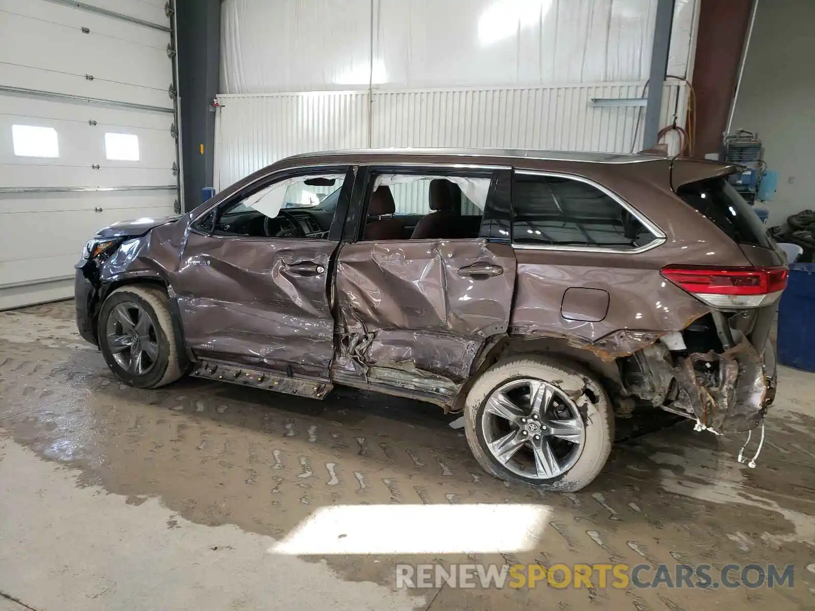 9 Photograph of a damaged car 5TDDGRFH8KS068254 TOYOTA HIGHLANDER 2019