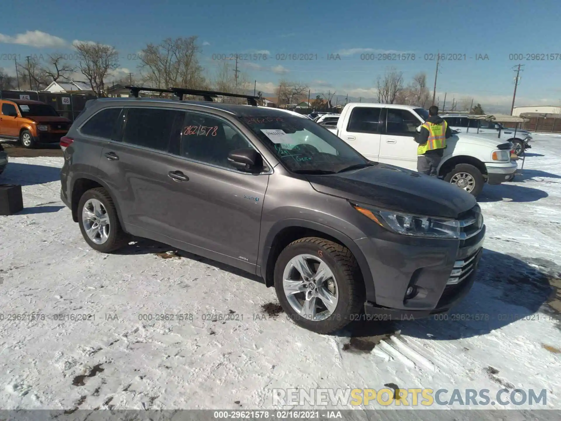 1 Photograph of a damaged car 5TDDGRFH9KS053942 TOYOTA HIGHLANDER 2019