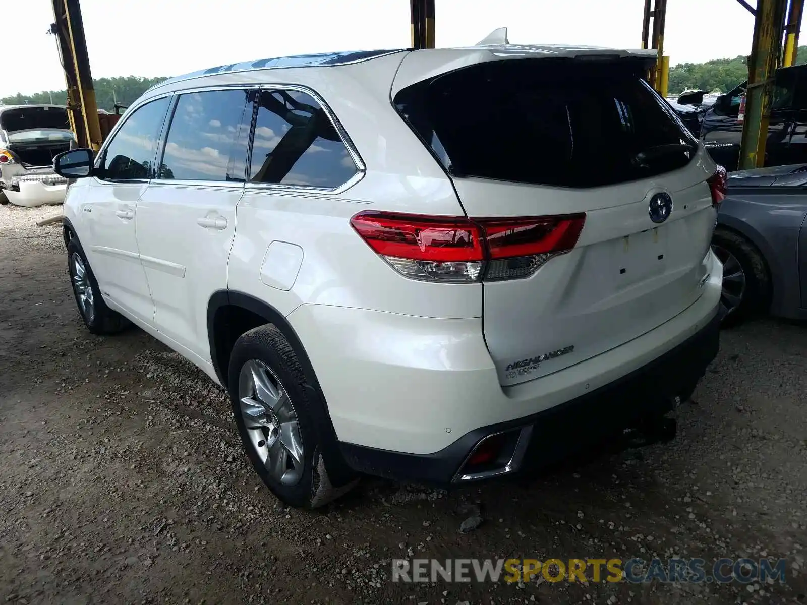 3 Photograph of a damaged car 5TDDGRFH9KS060843 TOYOTA HIGHLANDER 2019