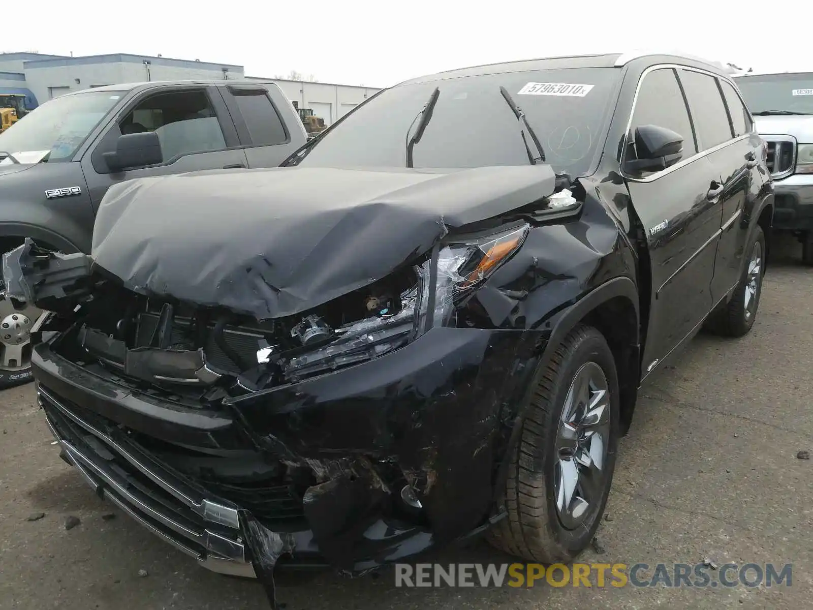 2 Photograph of a damaged car 5TDDGRFH9KS061099 TOYOTA HIGHLANDER 2019