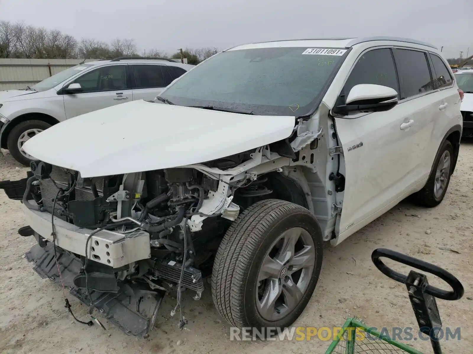 2 Photograph of a damaged car 5TDDGRFH9KS066447 TOYOTA HIGHLANDER 2019