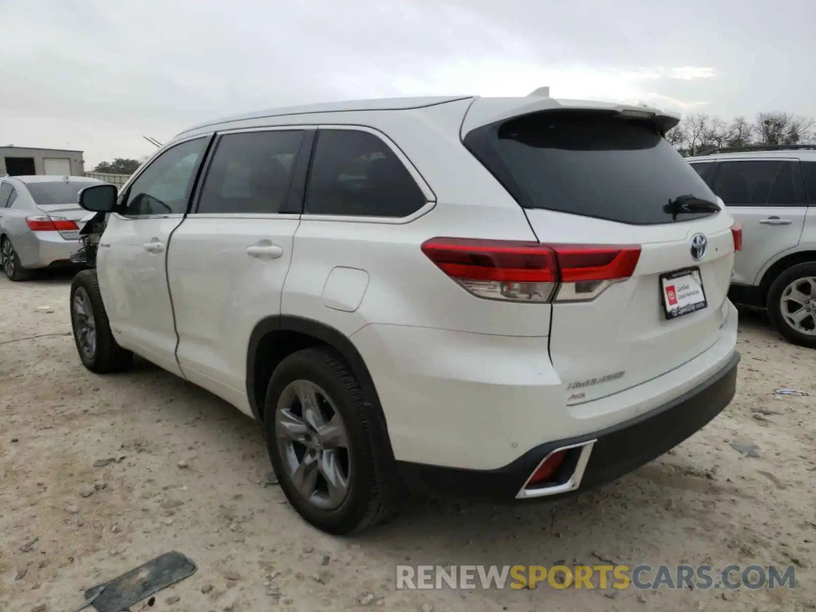 3 Photograph of a damaged car 5TDDGRFH9KS066447 TOYOTA HIGHLANDER 2019