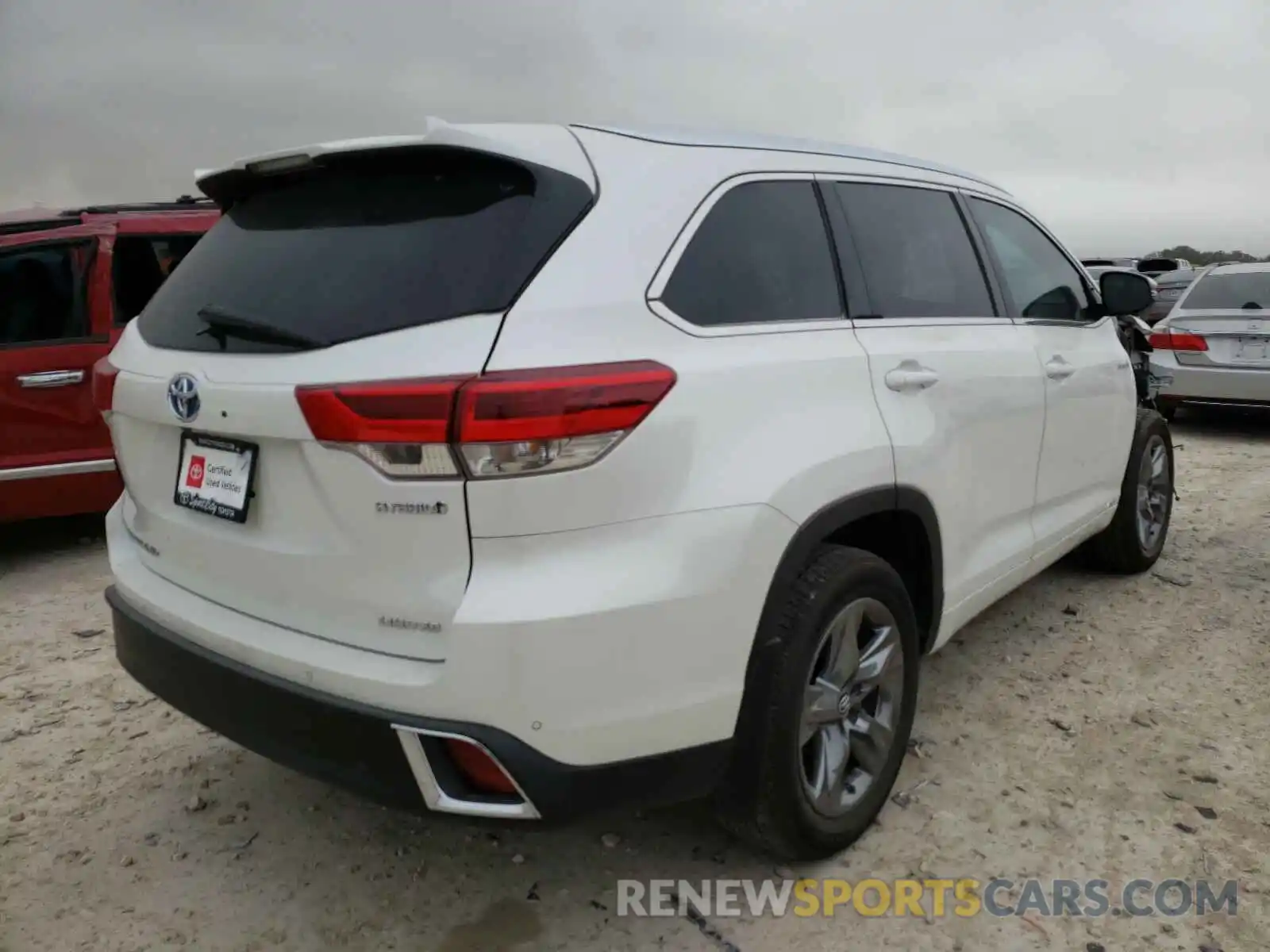 4 Photograph of a damaged car 5TDDGRFH9KS066447 TOYOTA HIGHLANDER 2019