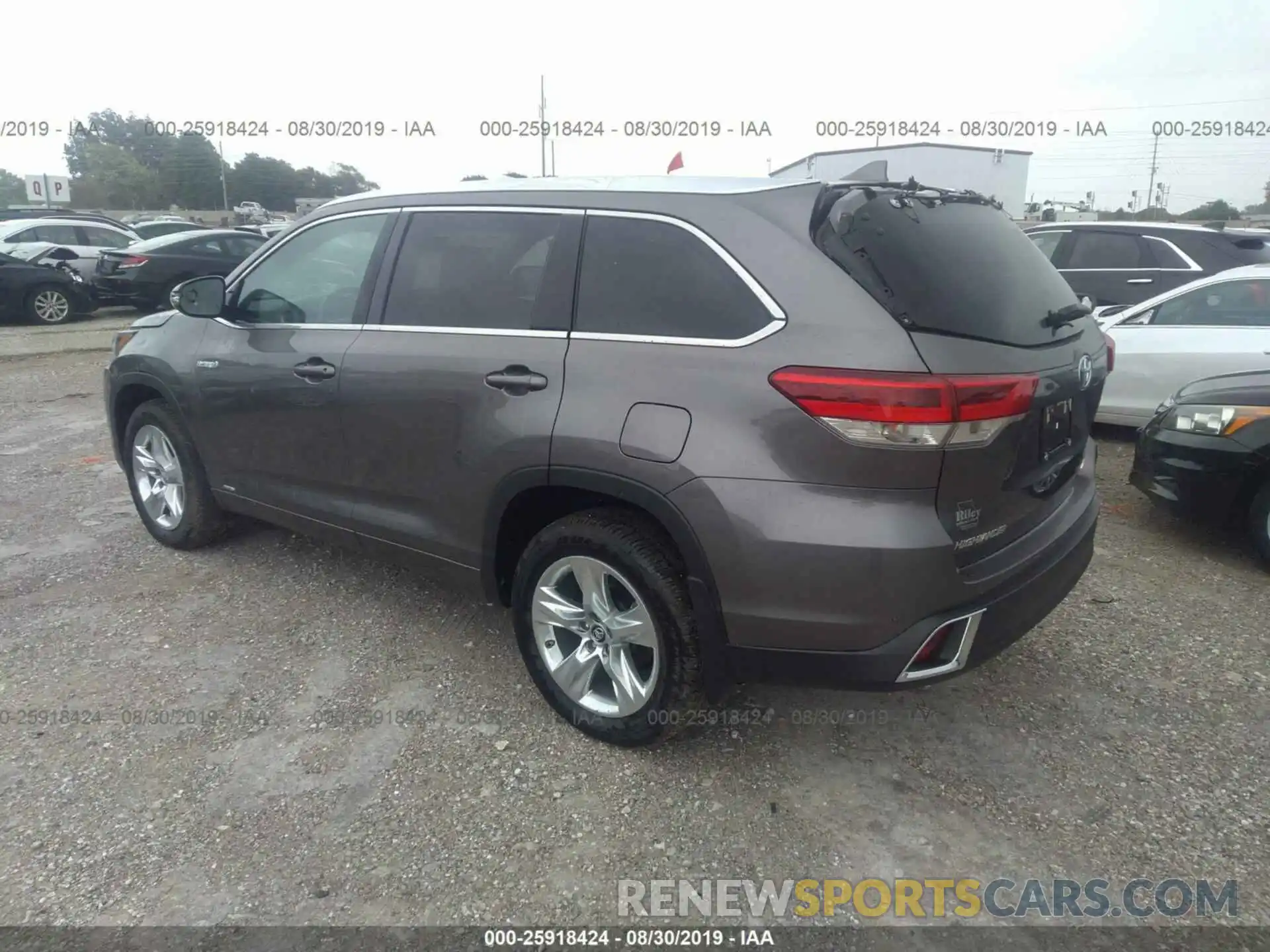 3 Photograph of a damaged car 5TDDGRFH9KS067243 TOYOTA HIGHLANDER 2019