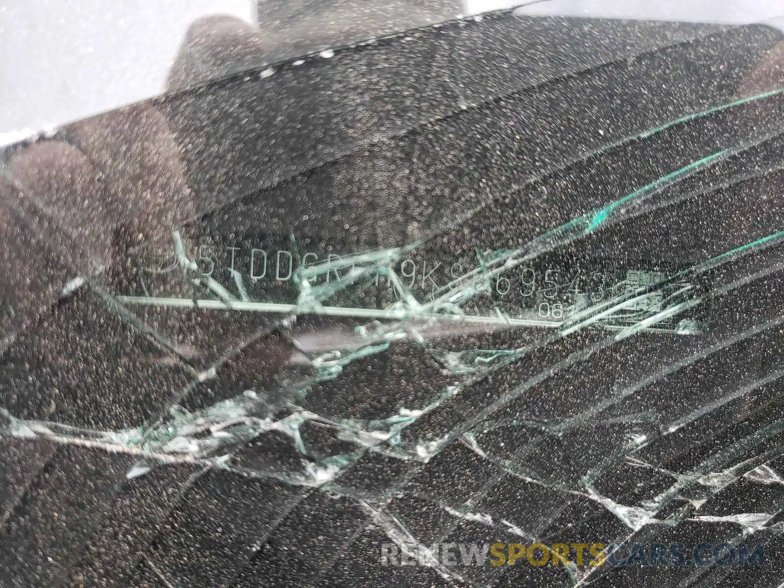 10 Photograph of a damaged car 5TDDGRFH9KS069543 TOYOTA HIGHLANDER 2019