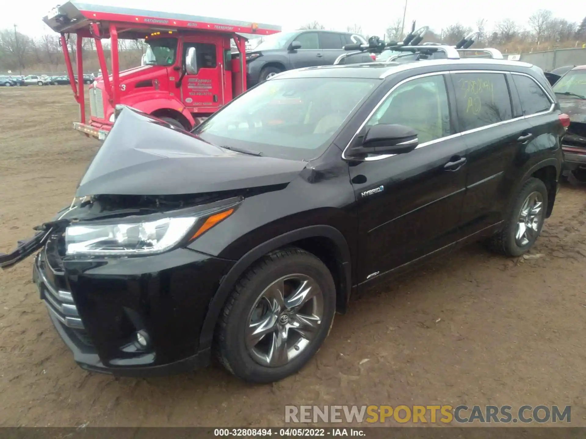 2 Photograph of a damaged car 5TDDGRFH9KS069638 TOYOTA HIGHLANDER 2019