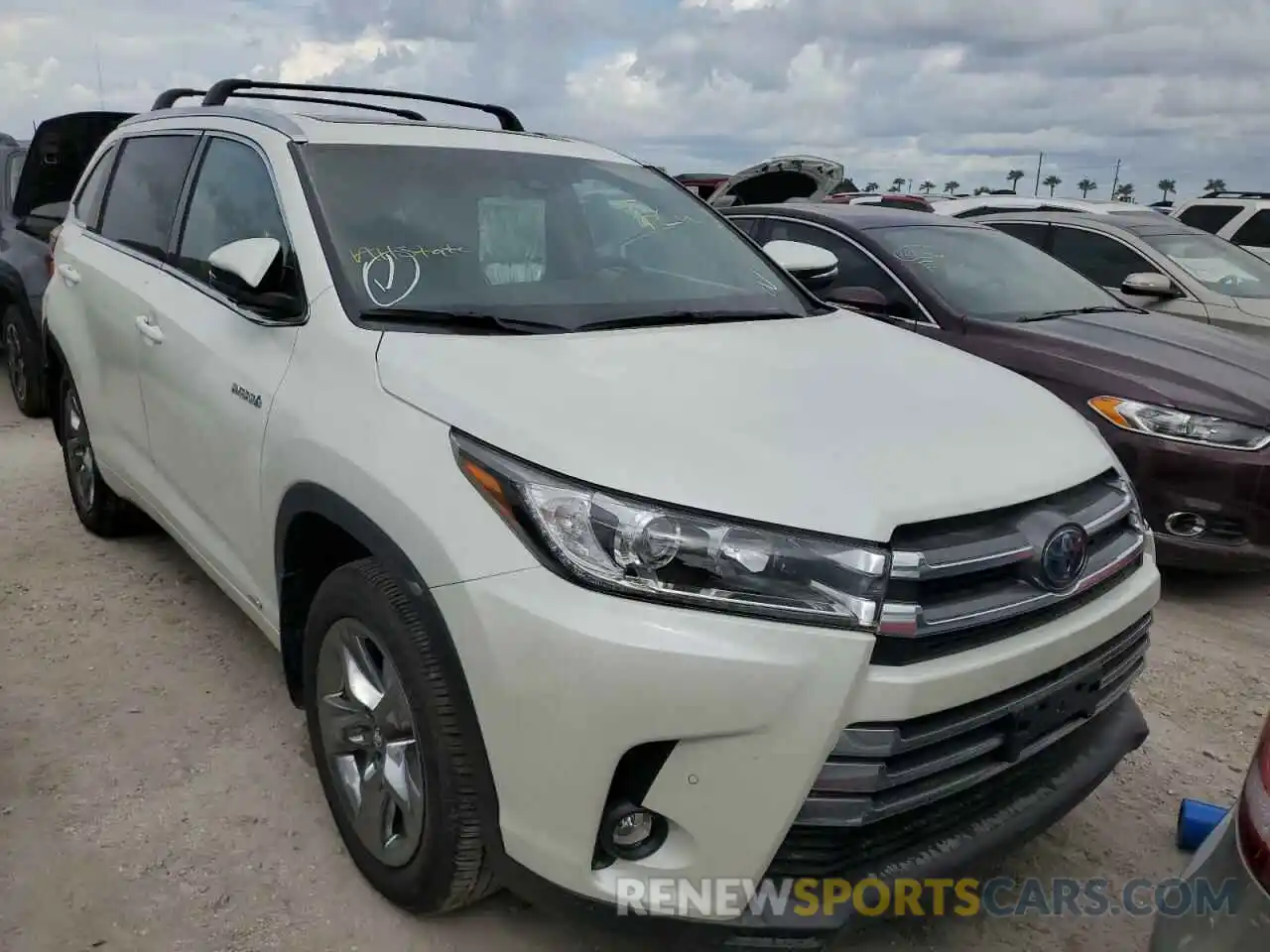 1 Photograph of a damaged car 5TDDGRFH9KS072362 TOYOTA HIGHLANDER 2019