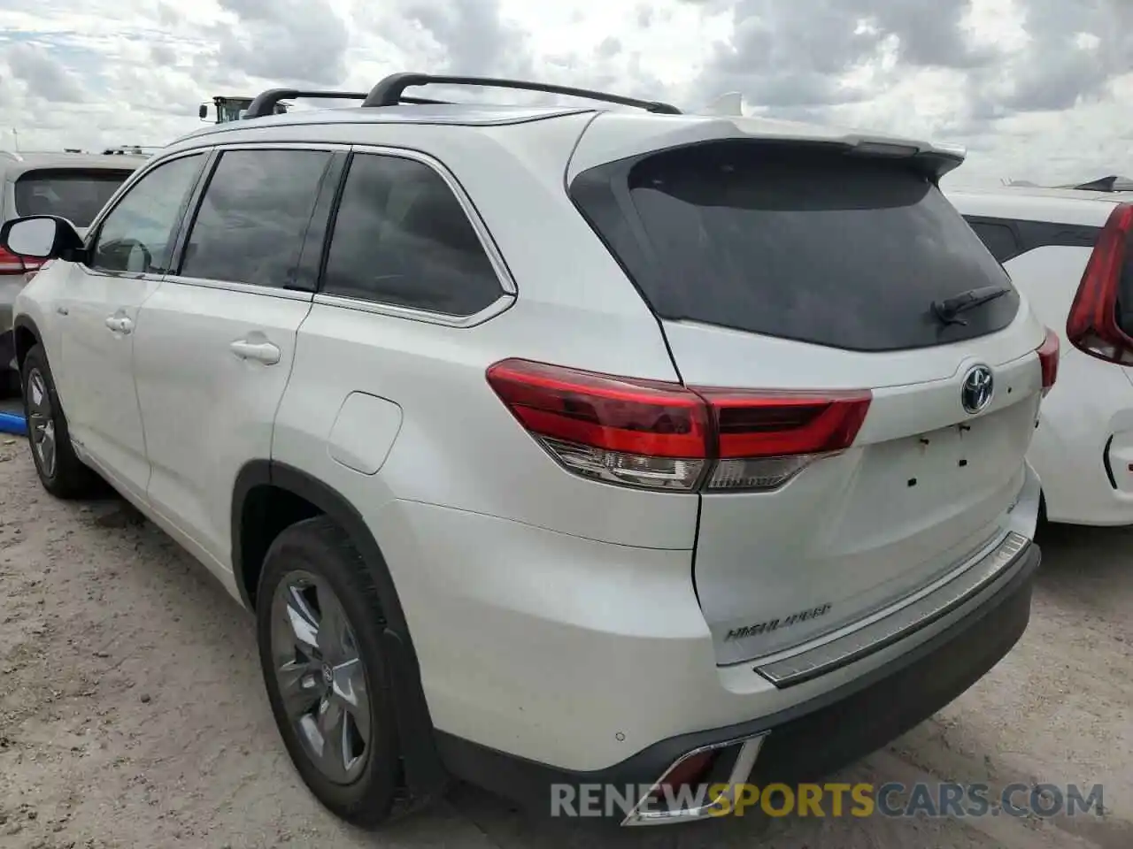 3 Photograph of a damaged car 5TDDGRFH9KS072362 TOYOTA HIGHLANDER 2019