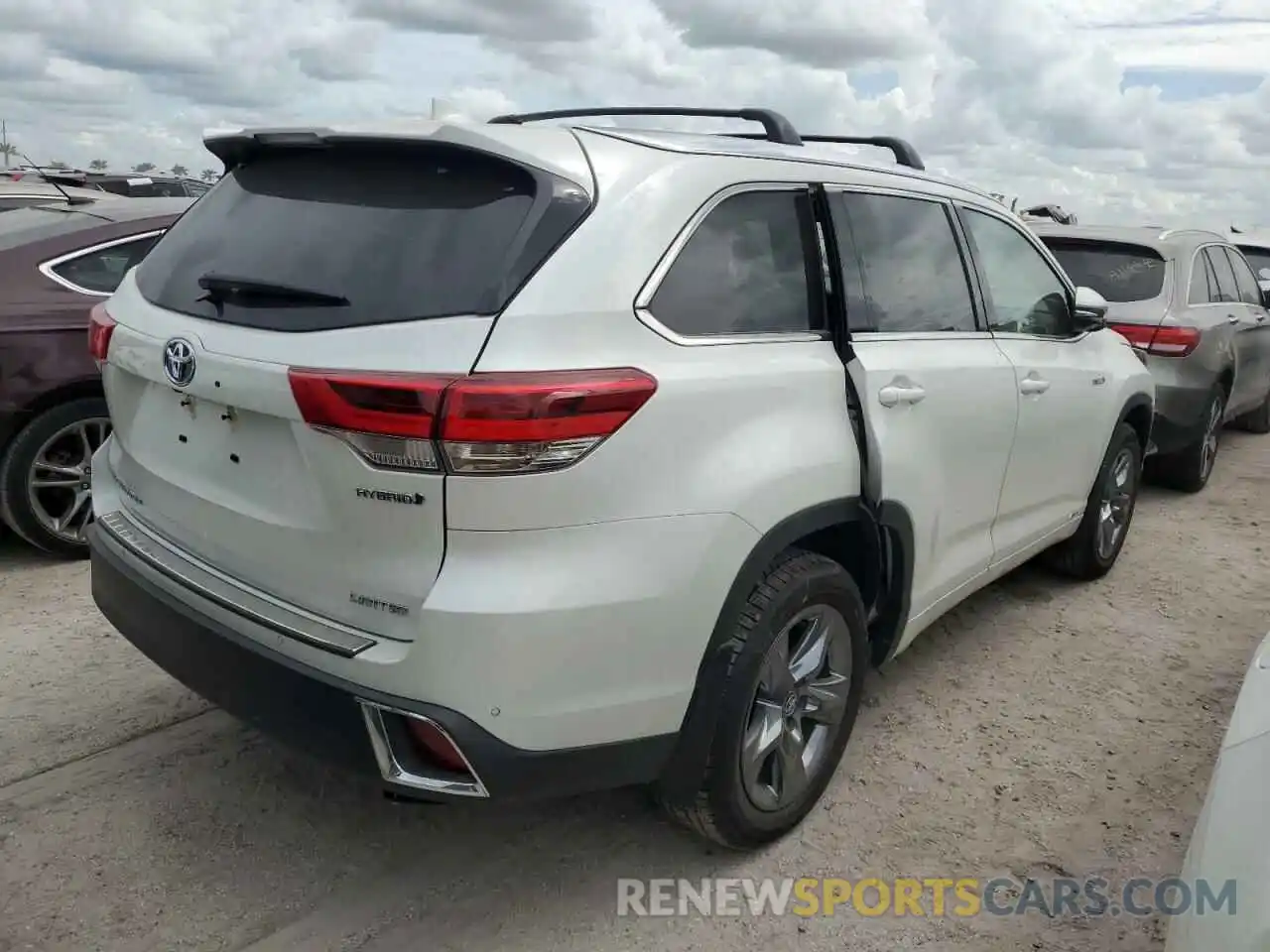 4 Photograph of a damaged car 5TDDGRFH9KS072362 TOYOTA HIGHLANDER 2019