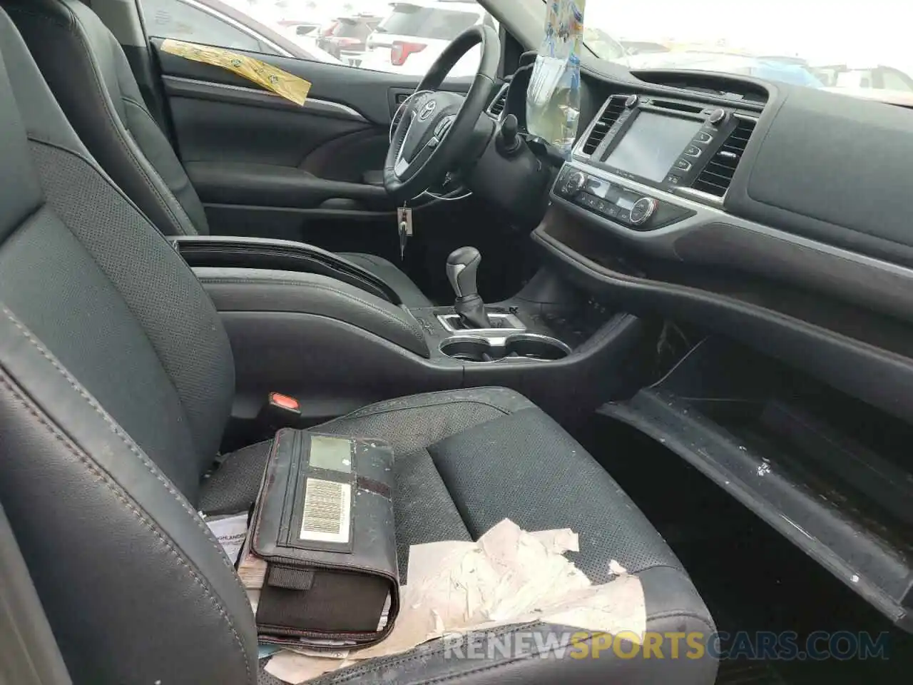 5 Photograph of a damaged car 5TDDGRFH9KS072362 TOYOTA HIGHLANDER 2019