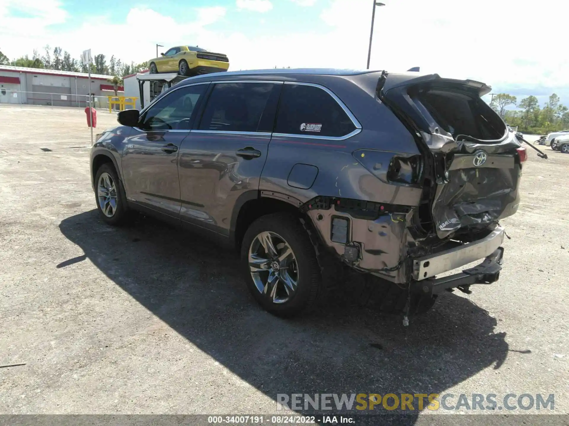 3 Photograph of a damaged car 5TDDGRFHXKS061421 TOYOTA HIGHLANDER 2019