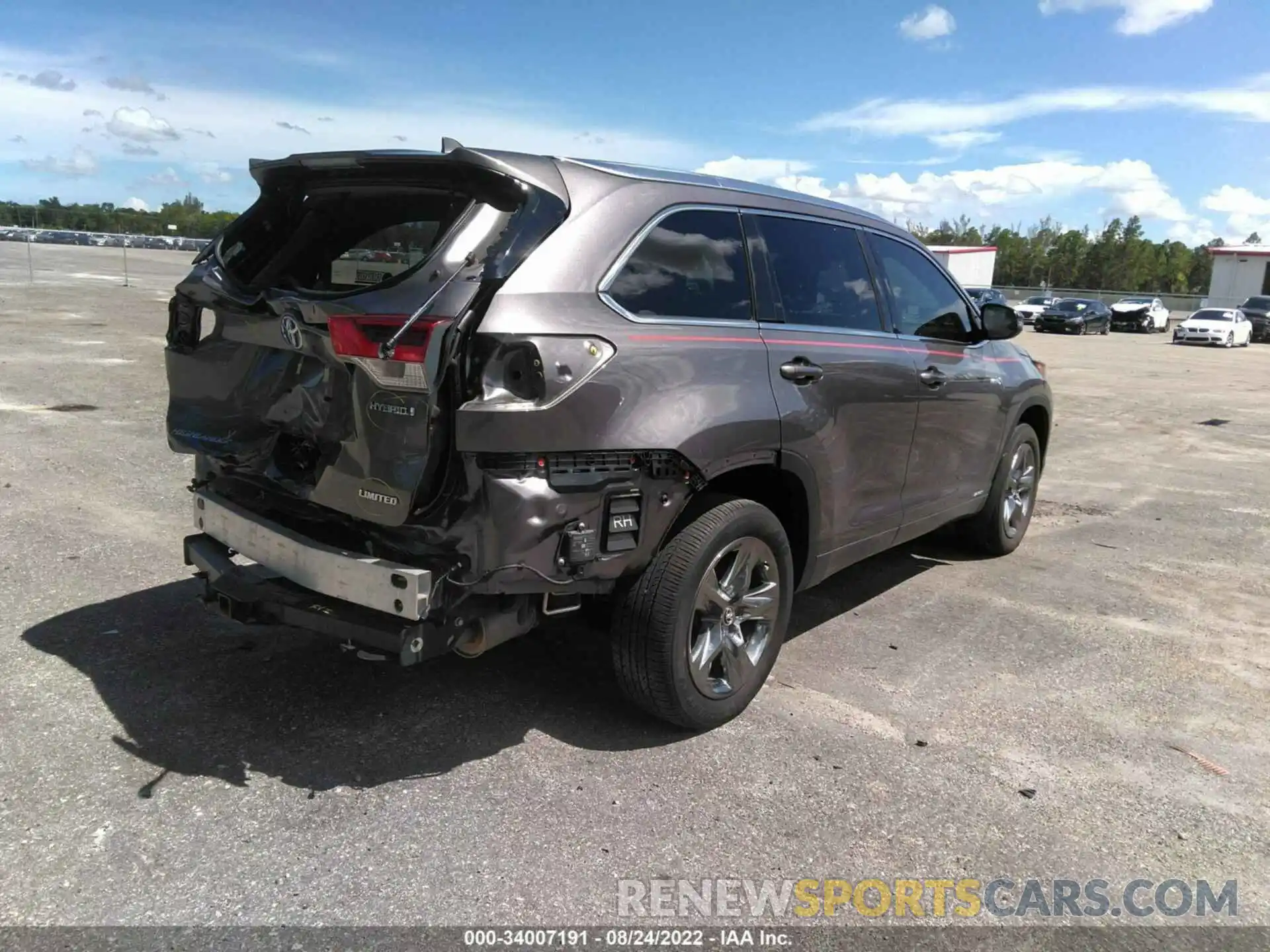 4 Photograph of a damaged car 5TDDGRFHXKS061421 TOYOTA HIGHLANDER 2019