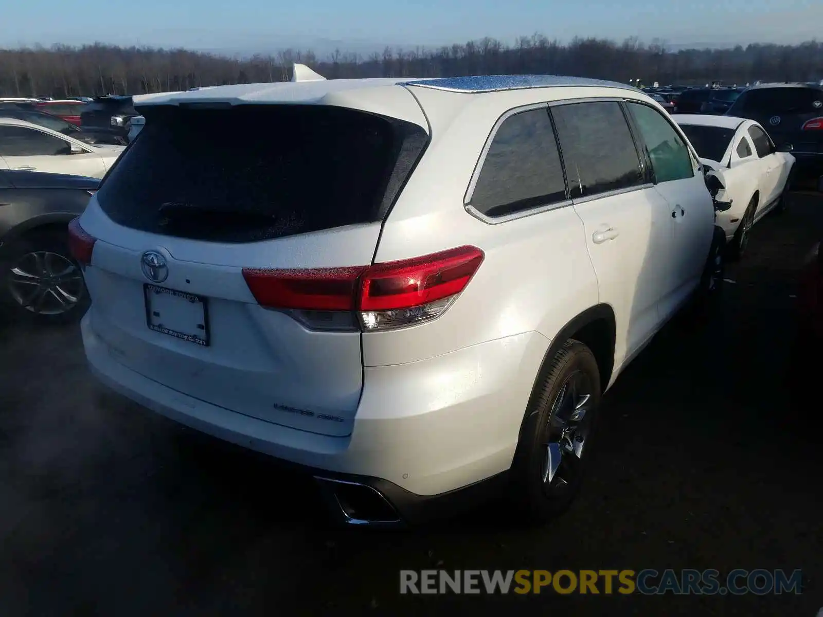 4 Photograph of a damaged car 5TDDZRFH0KS741032 TOYOTA HIGHLANDER 2019